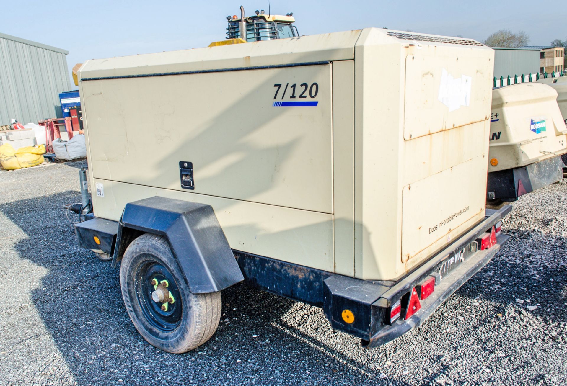 Doosan 7/120 diesel driven fast tow mobile air compressor Year: 2013 S/N: Y659479 Recorded Hours: - Image 2 of 5