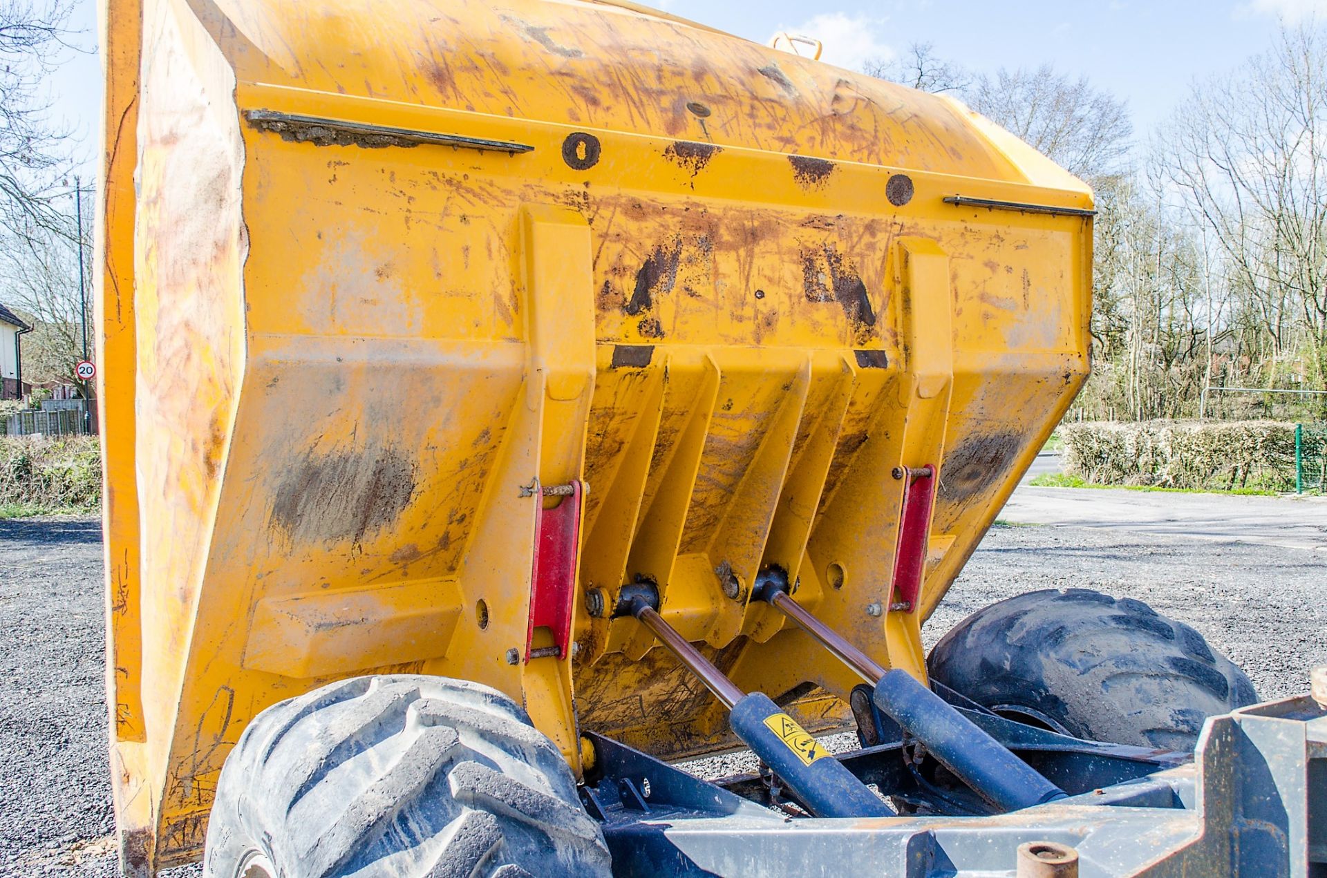 Benford Terex 9 tonne straight skip dumper Year: 2011 S/N: EB6MV2545 D1452 ** Engine smoking ** - Image 10 of 19