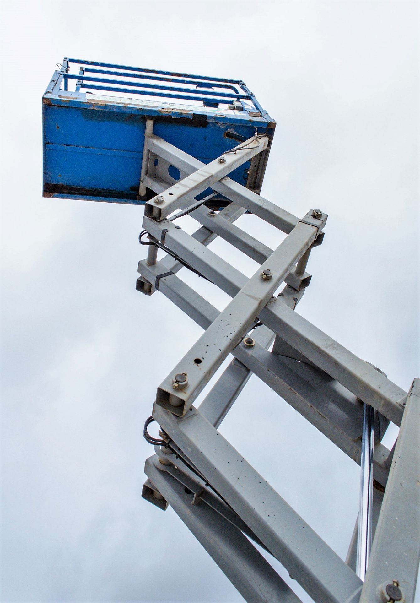 Genie GS1932 battery electric scissor lift access platform Year: 2014 S/N: 15735 Recorded Hours: 162 - Image 4 of 6