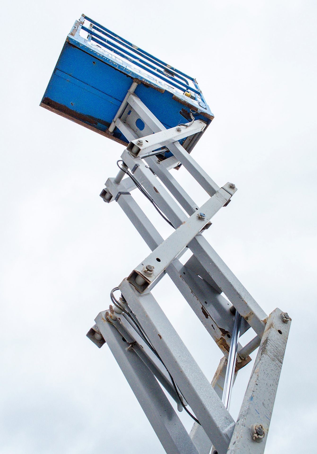 Genie GS1932 battery electric scissor lift access platform Year: 2015 S/N: 143848 Recorded Hours: - Image 4 of 6