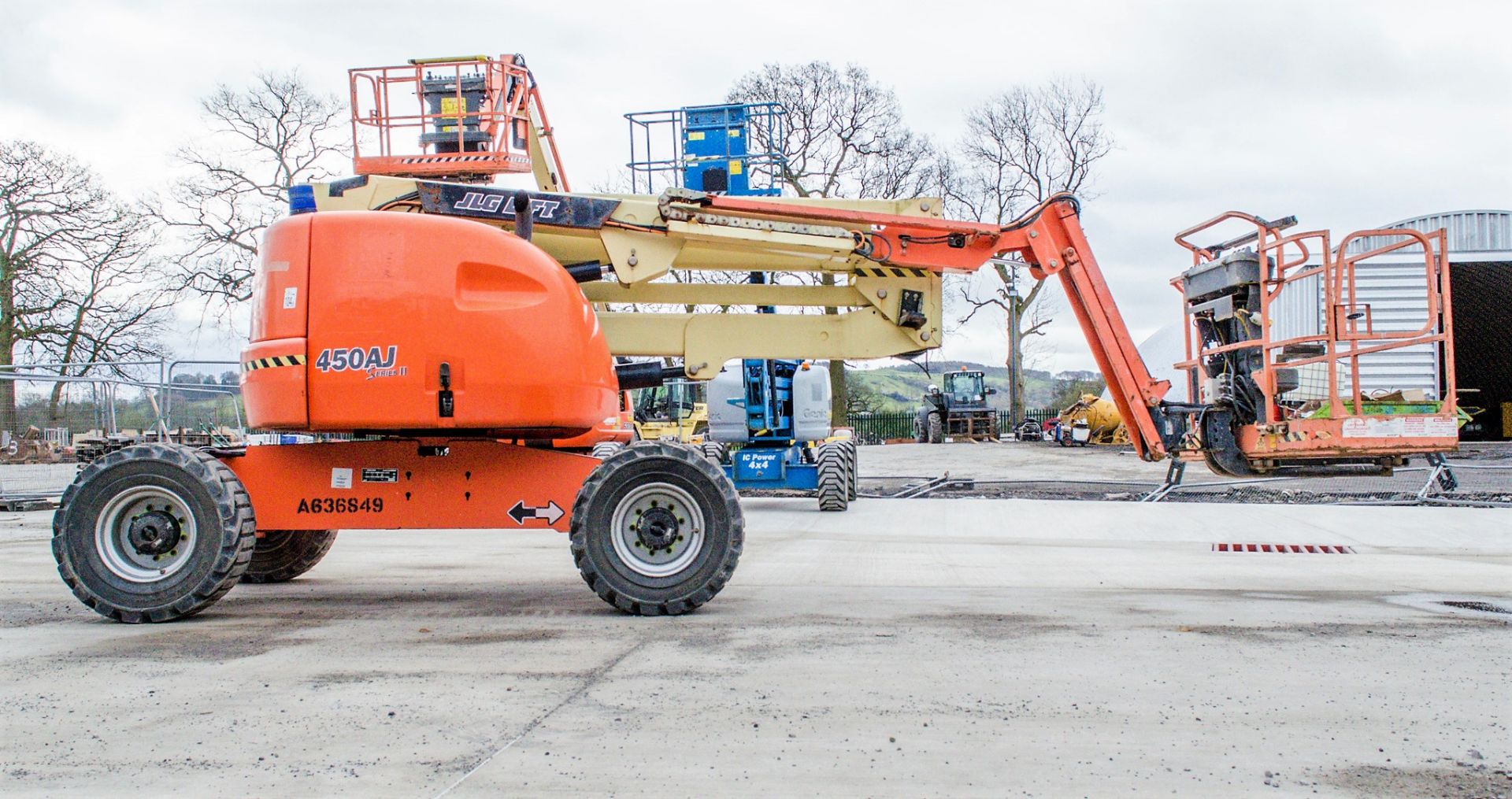 JLG 450AJ Series 2 diesel driven articulated boom access platform Year: 2014 S/N: E300001956 - Image 8 of 16