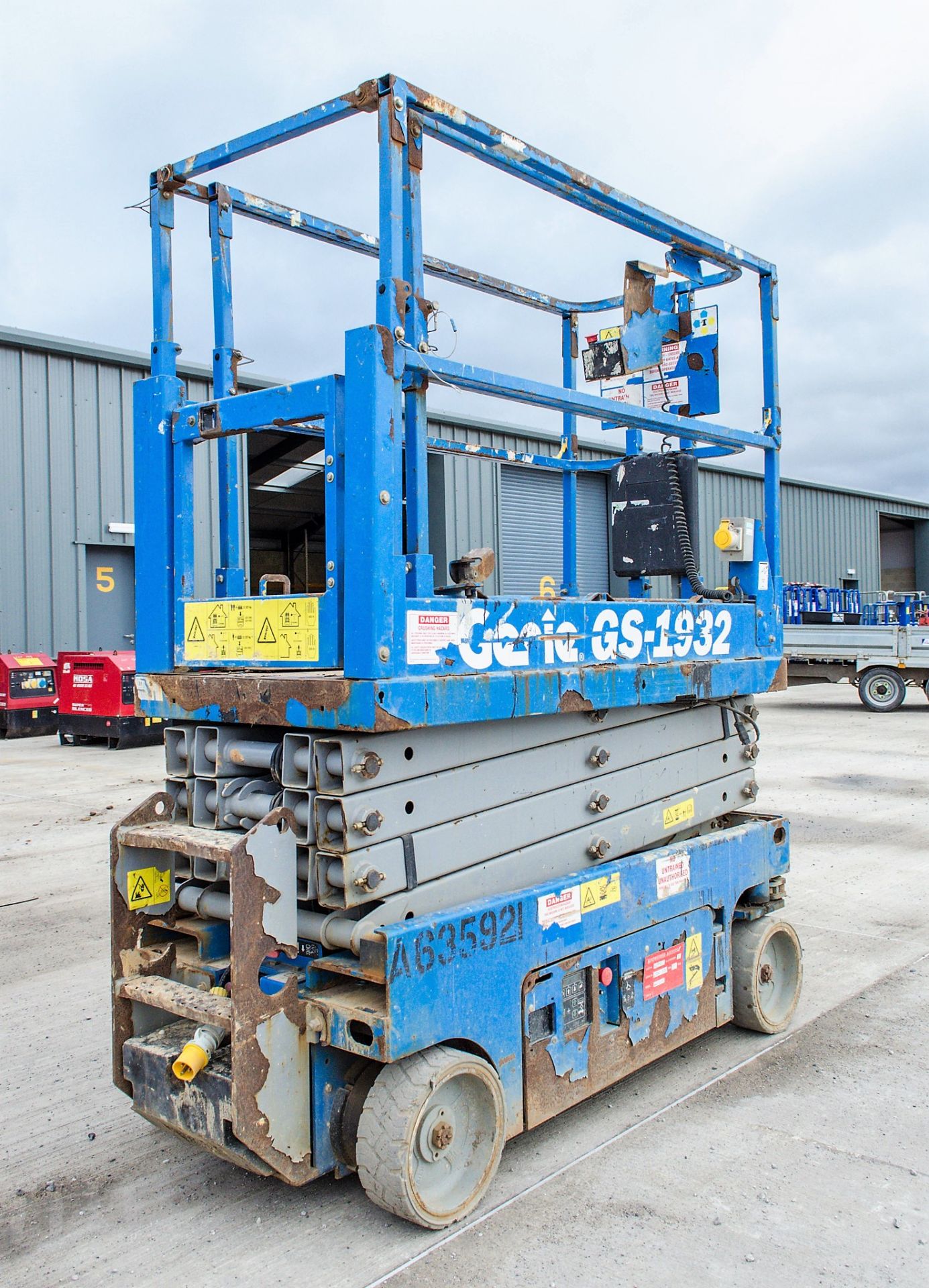 Genie GS1932 battery electric scissor lift access platform Year: 2014 S/N: 15702 Recorded Hours: 185