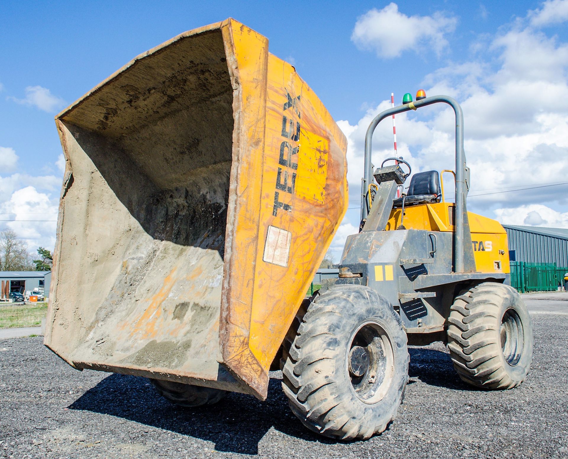 Benford Terex 9 tonne straight skip dumper Year: 2011 S/N: EB6MV2545 D1452 ** Engine smoking ** - Image 9 of 19