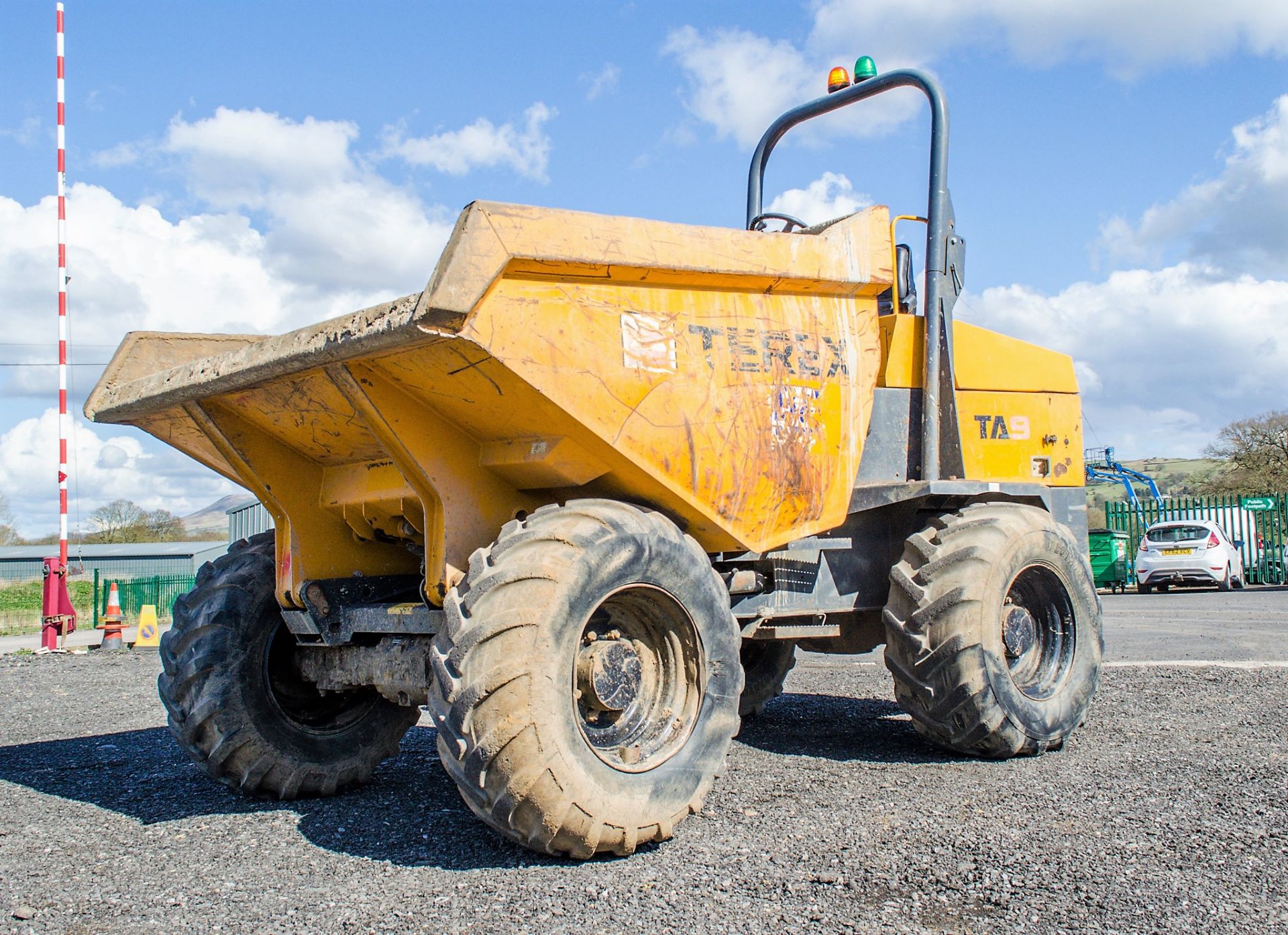 Terex 9 tonne straight skip dumper Year: 2014 S/N: EE1PK4941 Recorded Hours: 2292 D1706