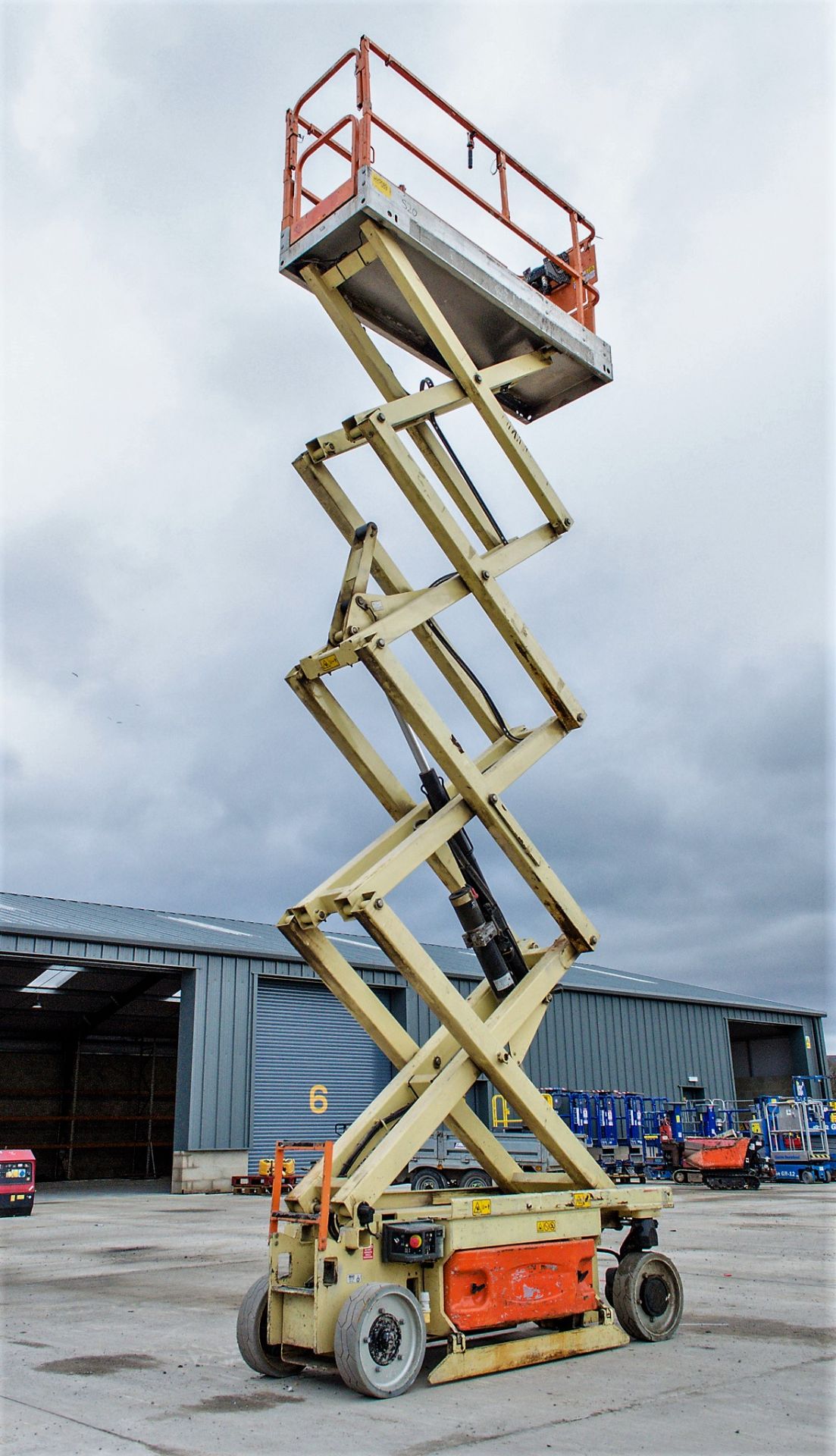 JLG 2630ES battery electric scissor lift access platform Year: 2007 S/N: 16494 Recorded Hours: 373 - Image 3 of 6