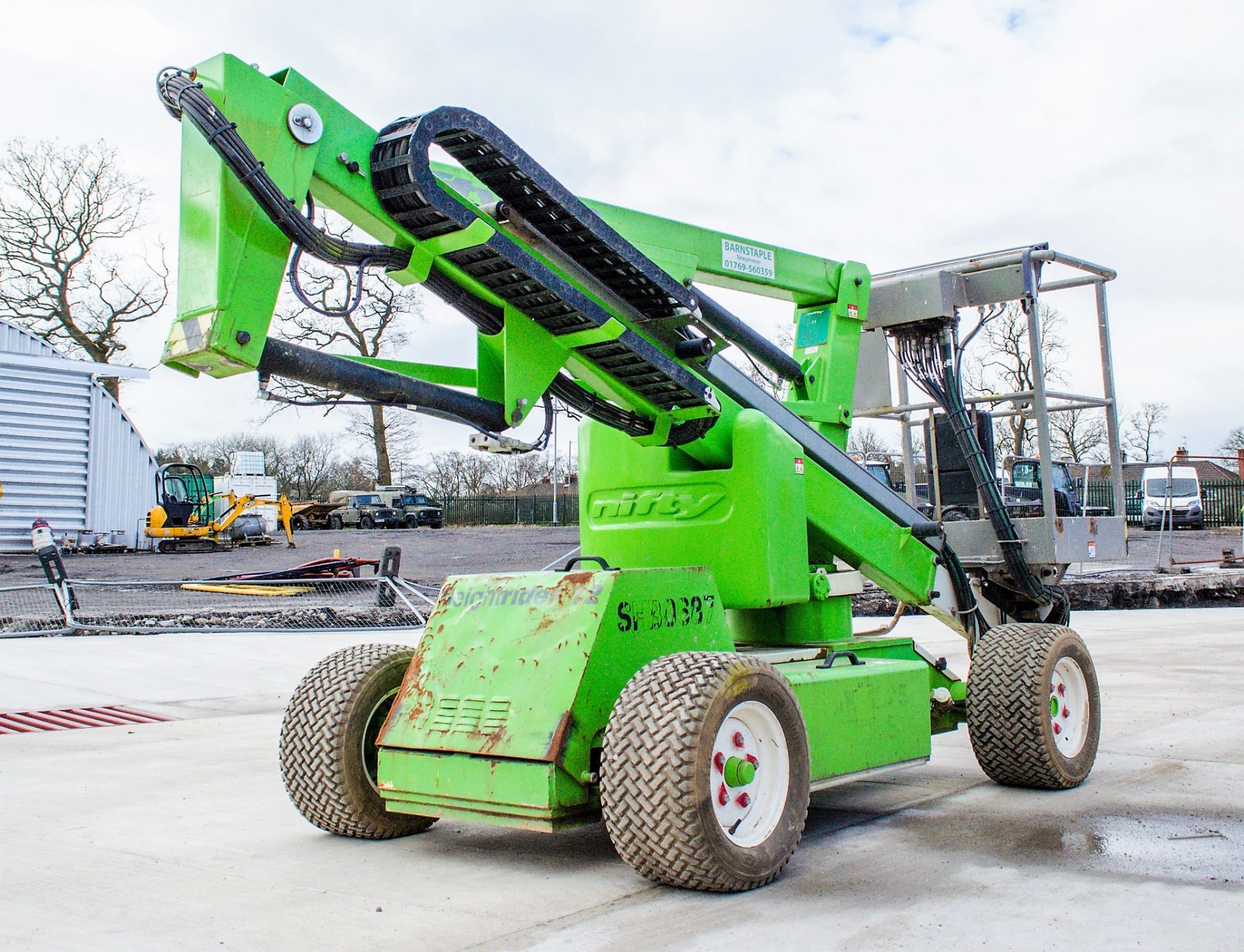 Nifty HR12 diesel/battery electric articulated boom lift access platform Year: 2014 S/N: 1227916 - Image 3 of 16