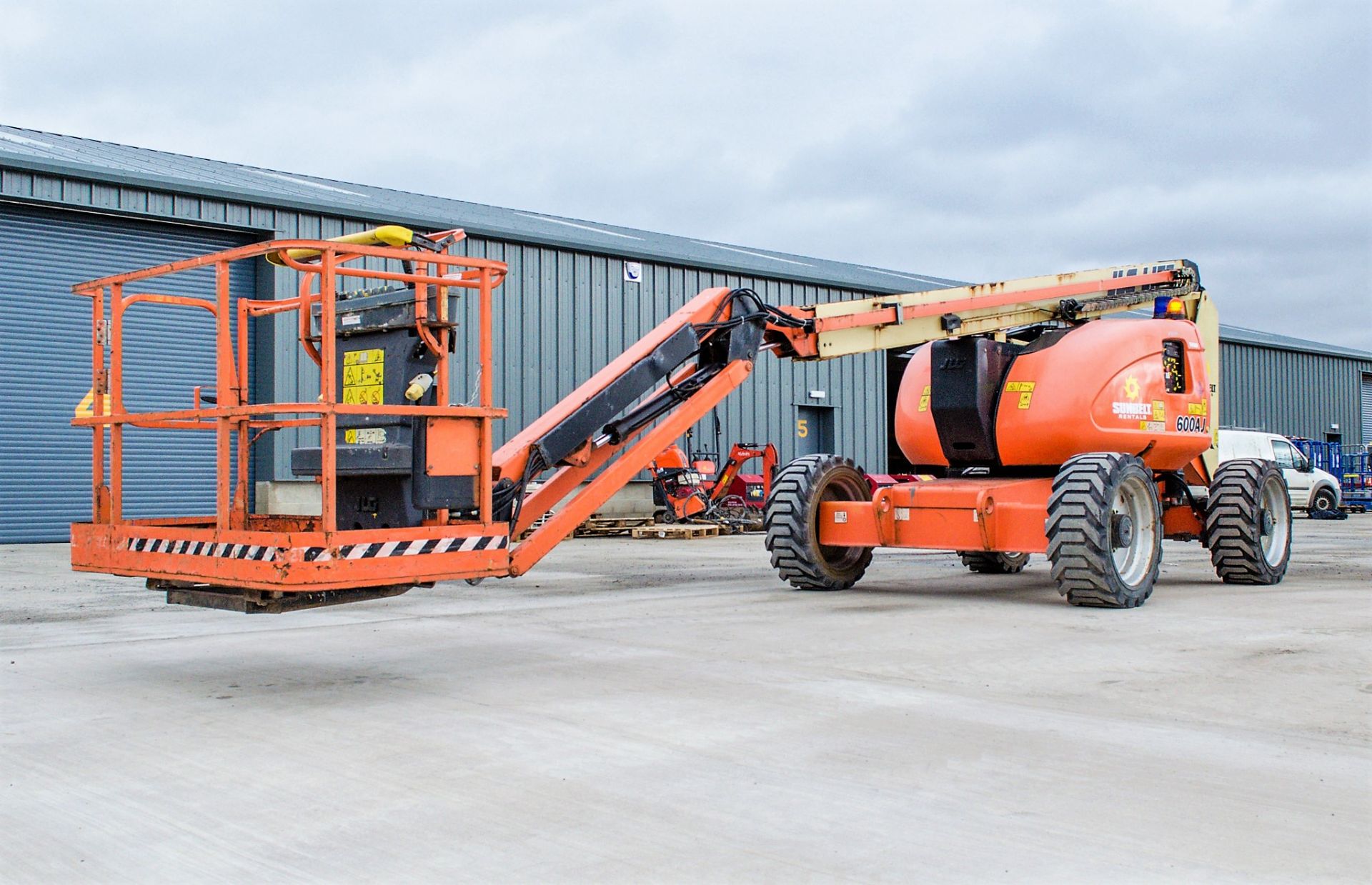 JLG 600AJ diesel driven articulated boom lift access platform Year: 2012 S/N: 60997 Recorded