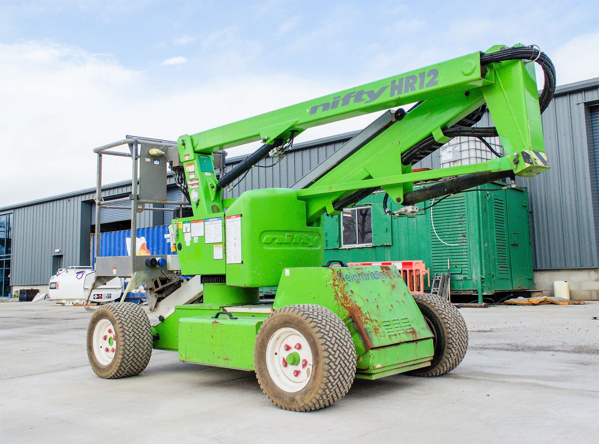 Nifty HR12 diesel/battery electric articulated boom lift access platform Year: 2014 S/N: 1227916 - Image 4 of 16