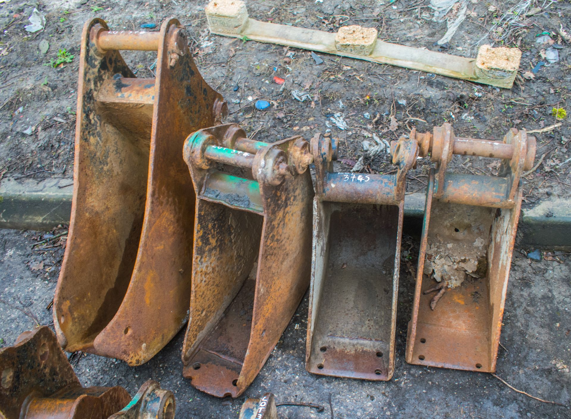 4 - 6" digger buckets