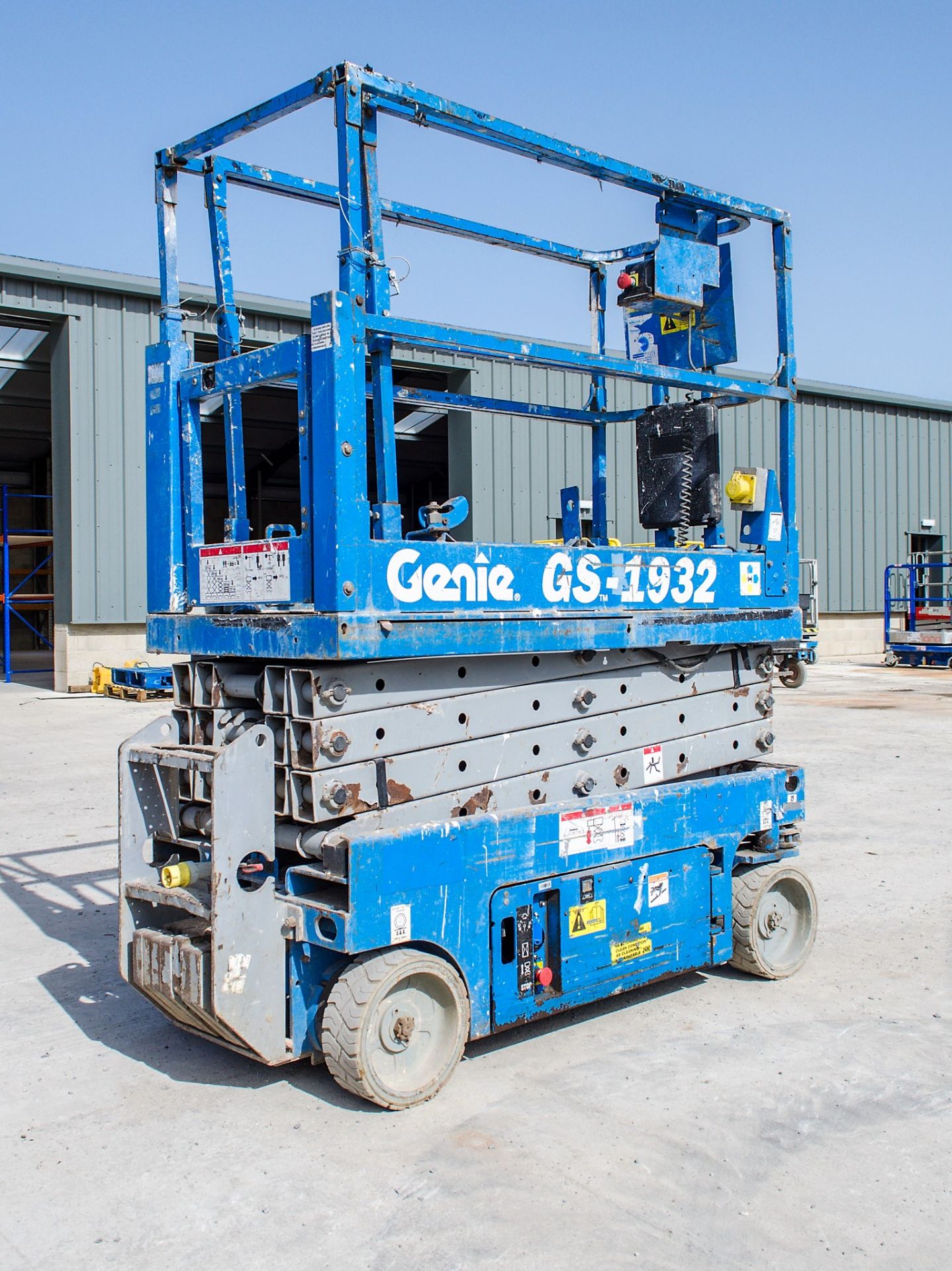 Genie GS1932 battery electric scissor lift access platform Year: 2007 S/N: 84889 Recorded Hours: 366