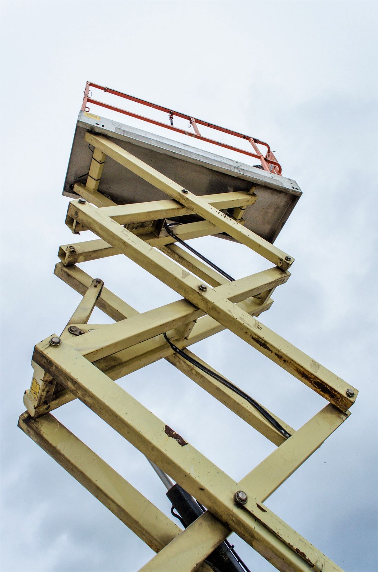 JLG 2630ES battery electric scissor lift access platform Year: 2007 S/N: 16494 Recorded Hours: 373 - Image 4 of 6