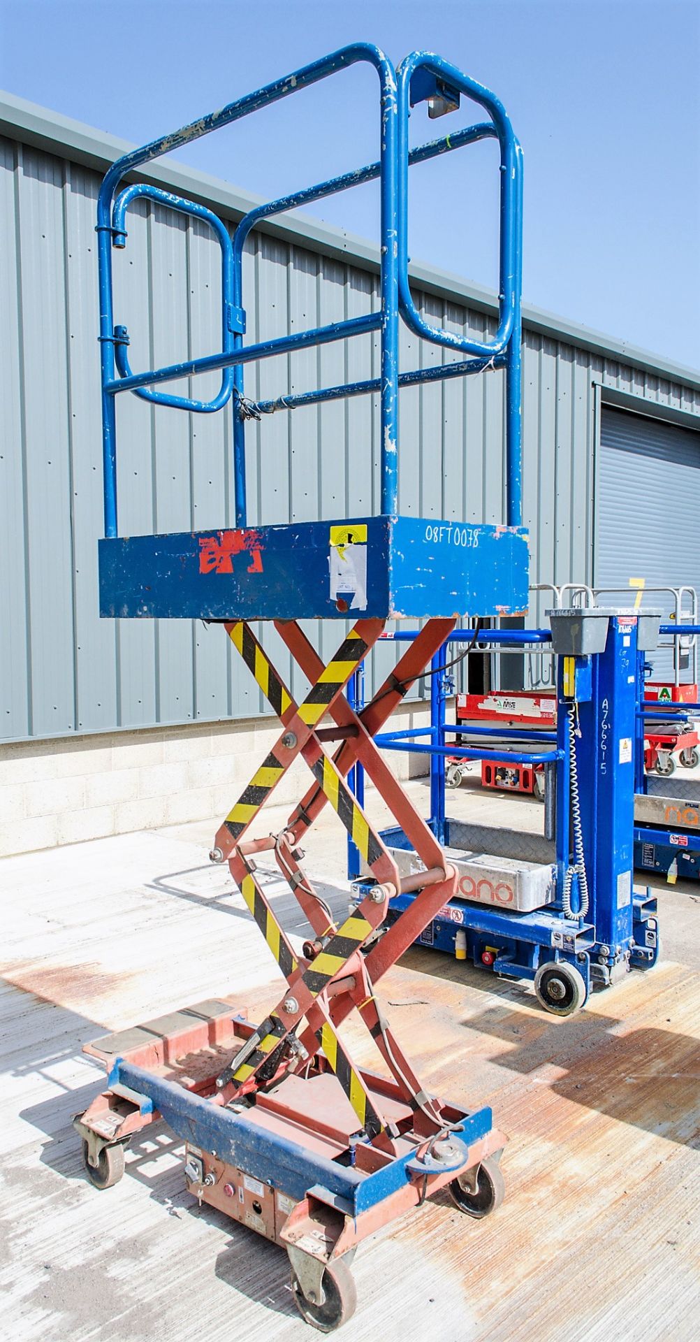 Pop Up battery electric push around access platform Year: 2006 S/N: NSG1092 08FT0078 - Image 3 of 6