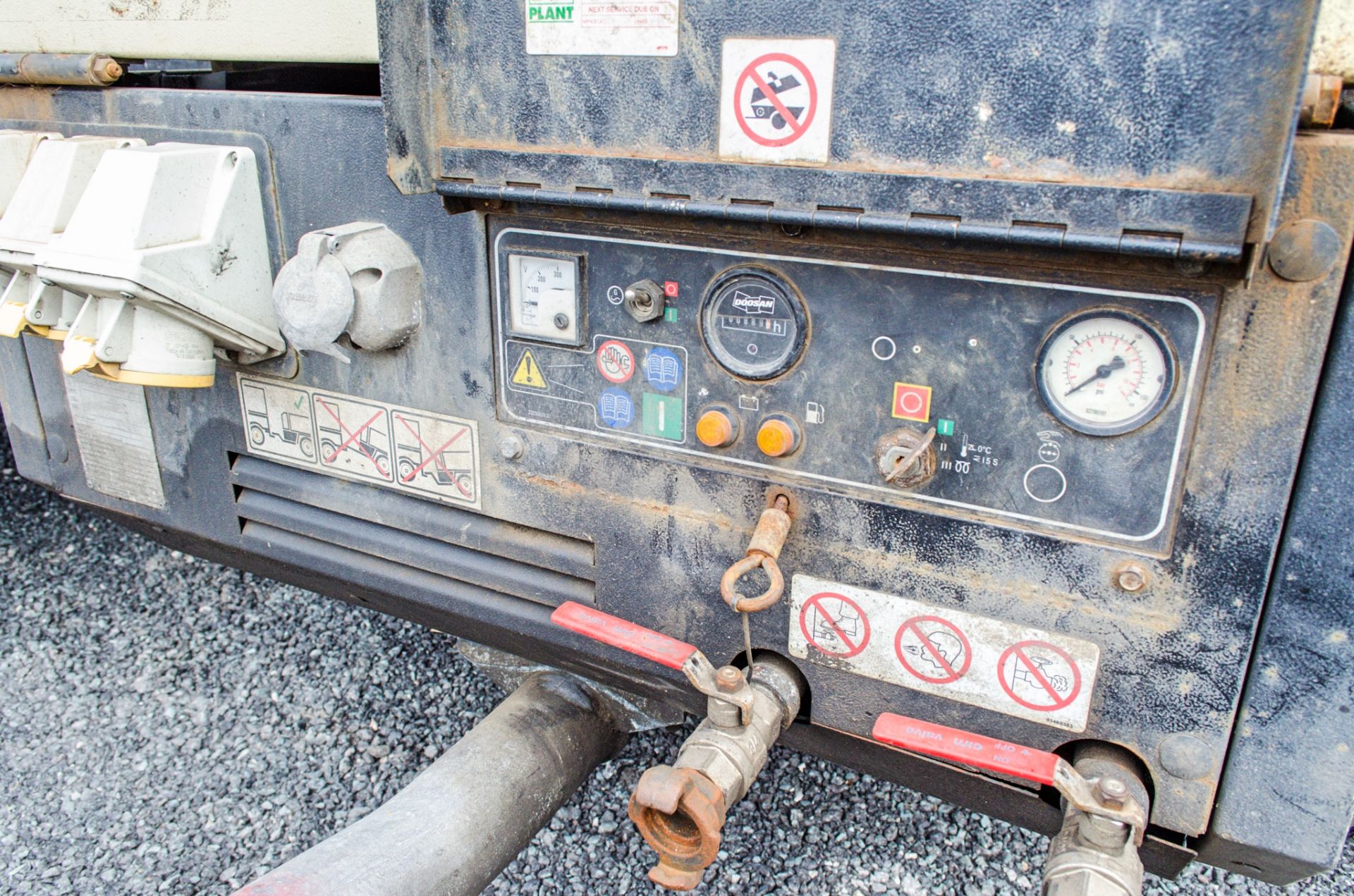 Doosan 741E diesel driven mobile air compressor/generator Year: 2015 S/N: 433552 Recorded Hours: 889 - Image 4 of 4