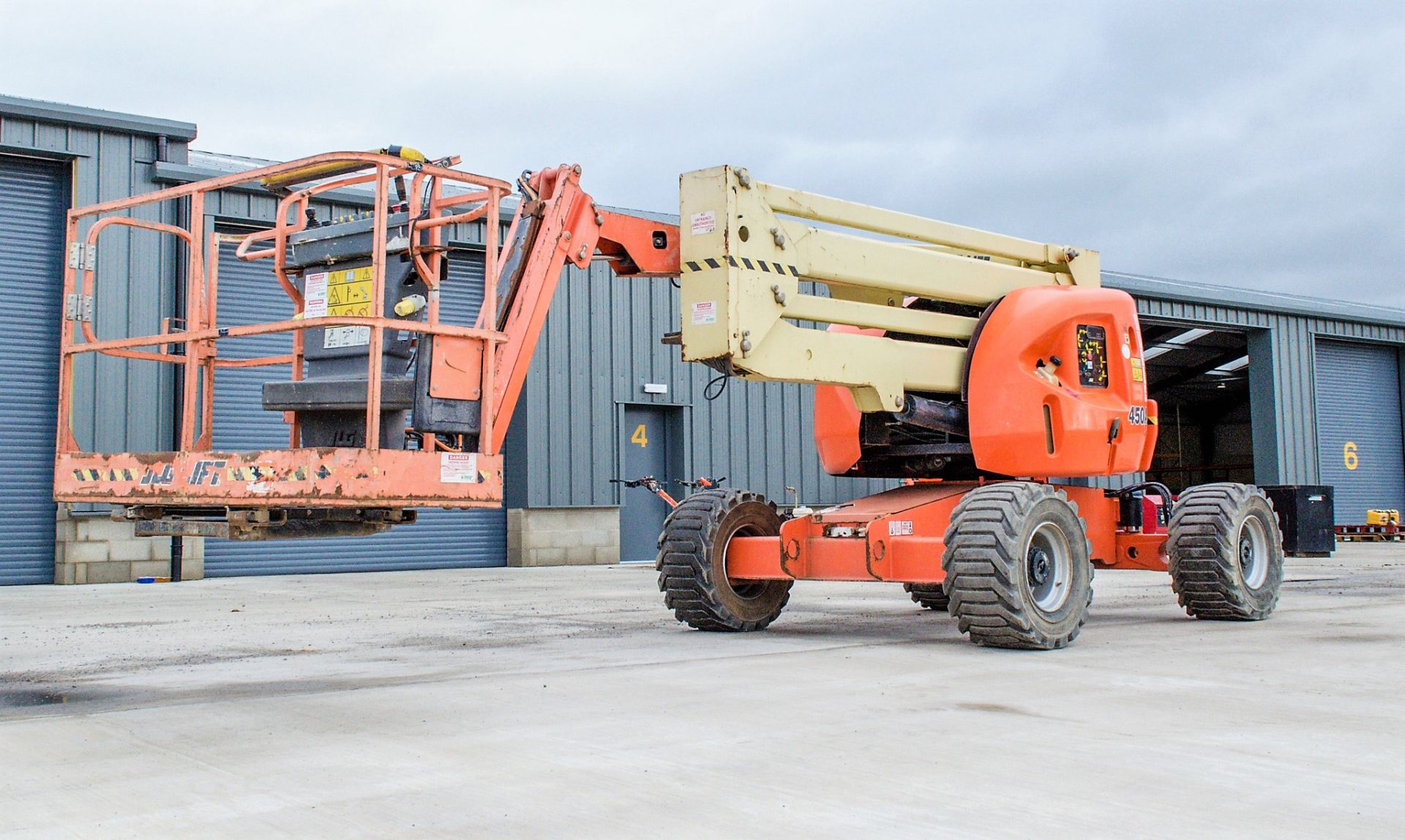 JLG 450AJ Series 2 diesel driven articulated boom access platform Year: 2014 S/N: E300001956