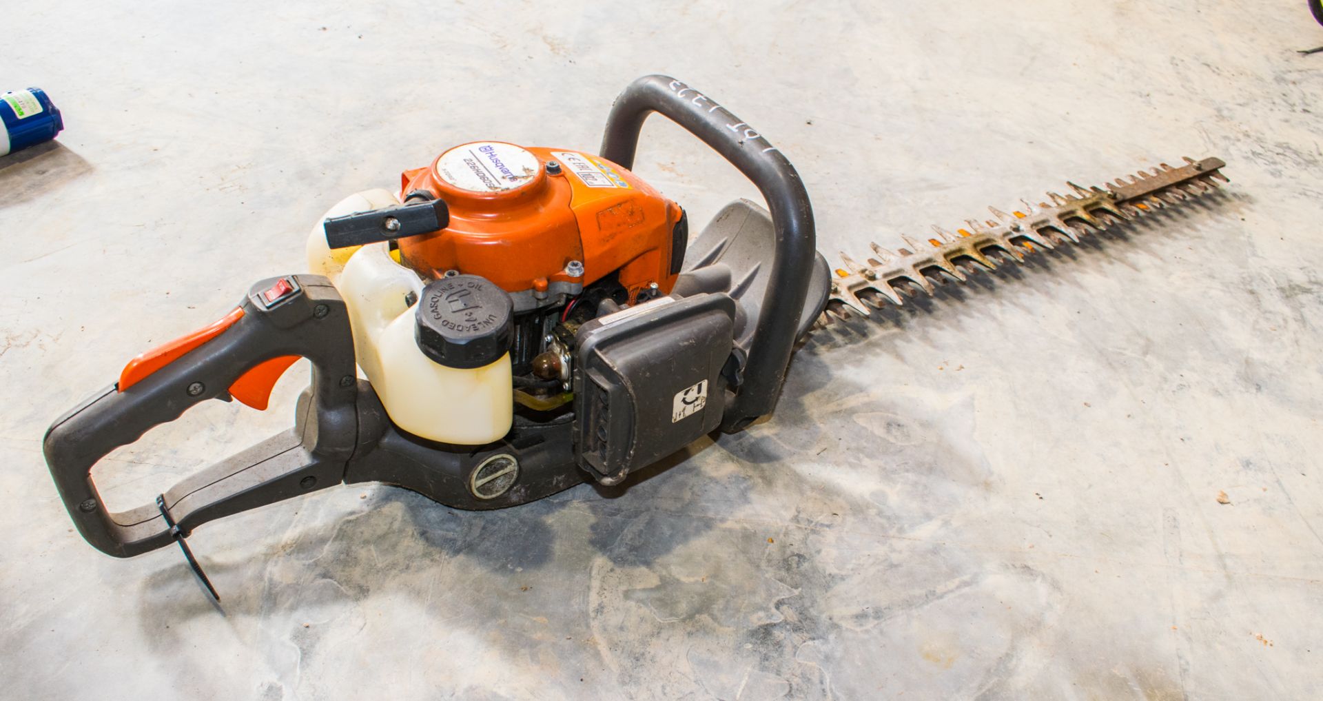 Husqvarna 266HD 605 petrol driven hedge cutter