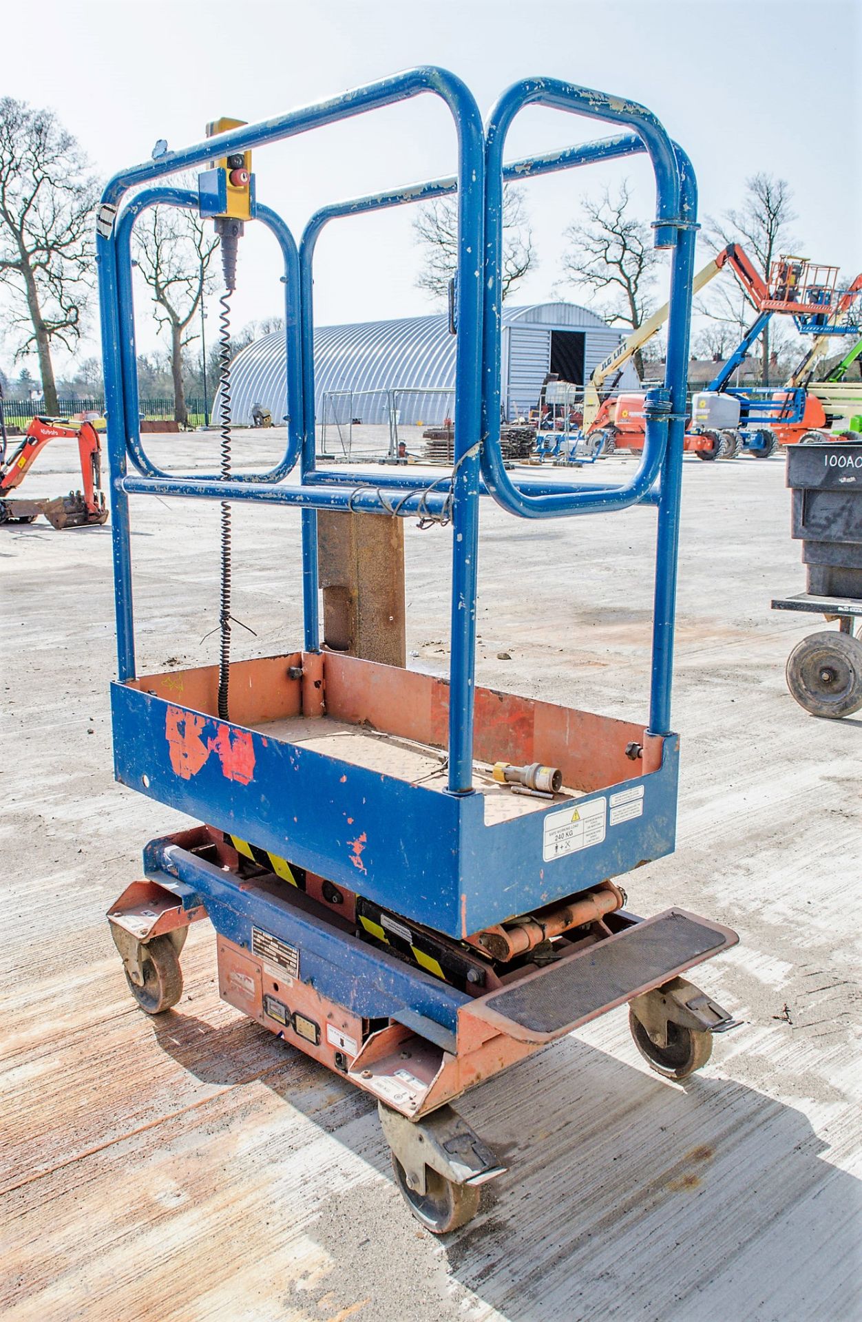 Pop Up battery electric push around access platform Year: 2006 S/N: NSG1092 08FT0078 - Image 2 of 6