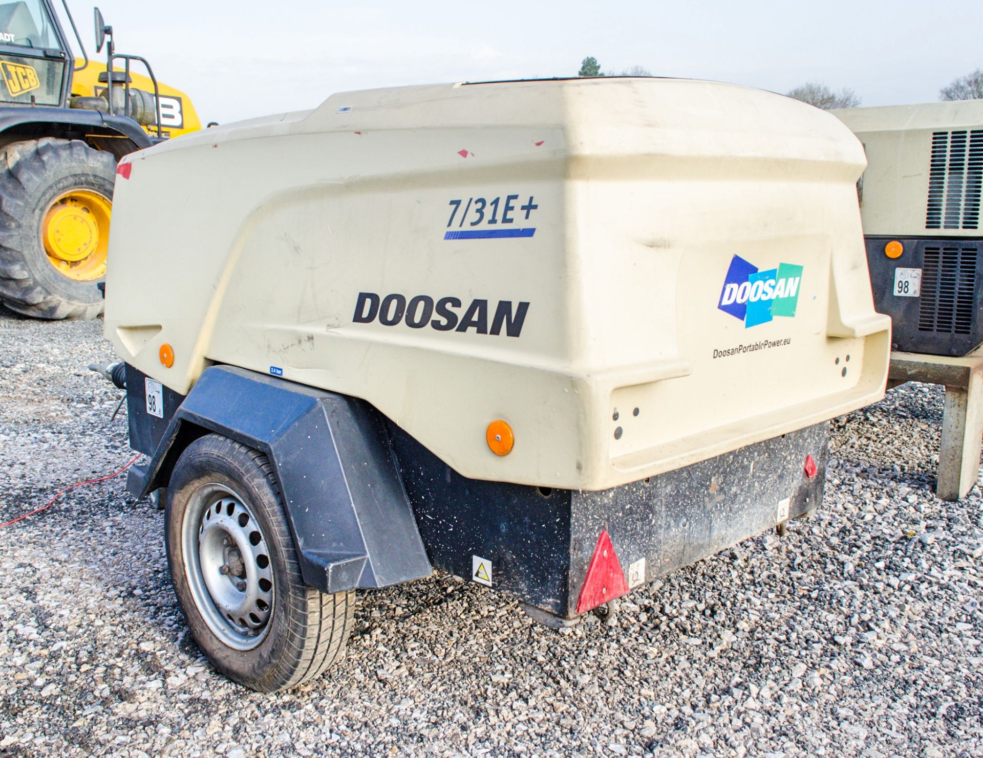 Doosan 7/31E+ diesel driven fast tow mobile air compressor Year: 2016 S/N: Y323741 Recorded Hours: - Image 2 of 5