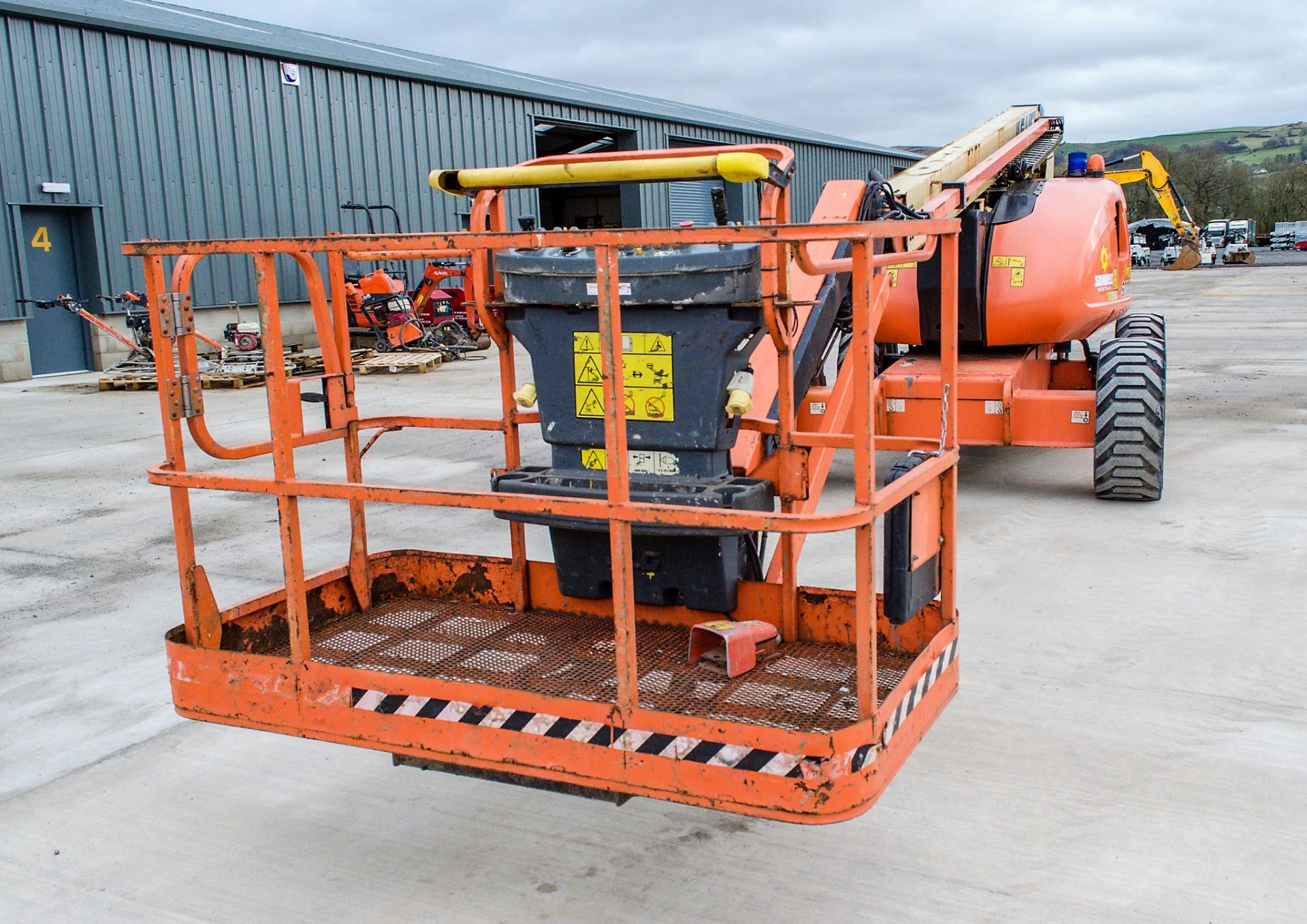 JLG 600AJ diesel driven articulated boom lift access platform Year: 2012 S/N: 60997 Recorded - Image 5 of 15