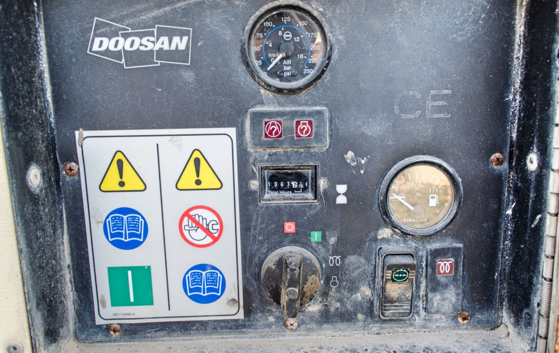 Doosan 7/120 diesel driven fast tow mobile air compressor Year: 2013 S/N: Y659479 Recorded Hours: - Image 5 of 5