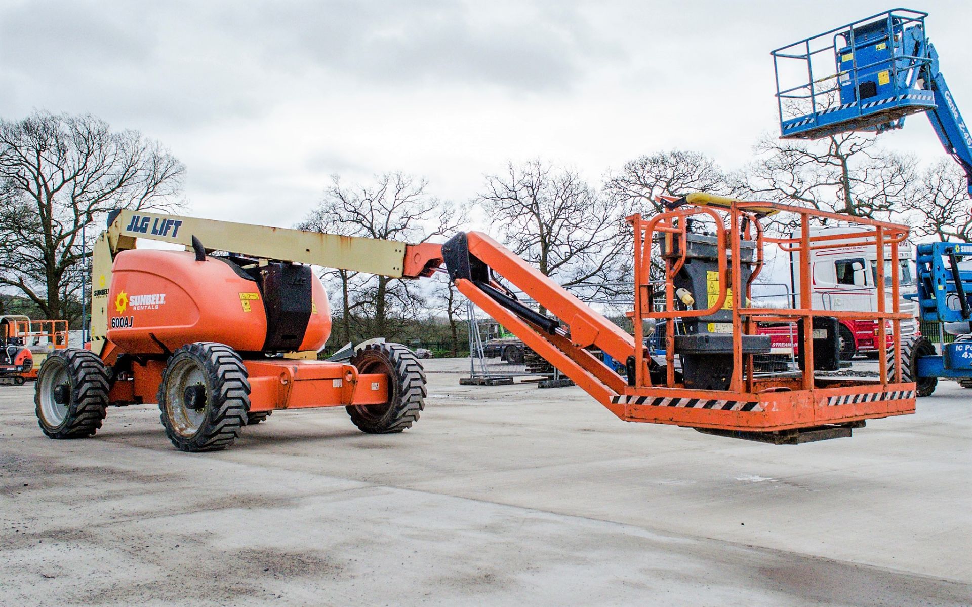 JLG 600AJ diesel driven articulated boom lift access platform Year: 2012 S/N: 60997 Recorded - Image 2 of 15