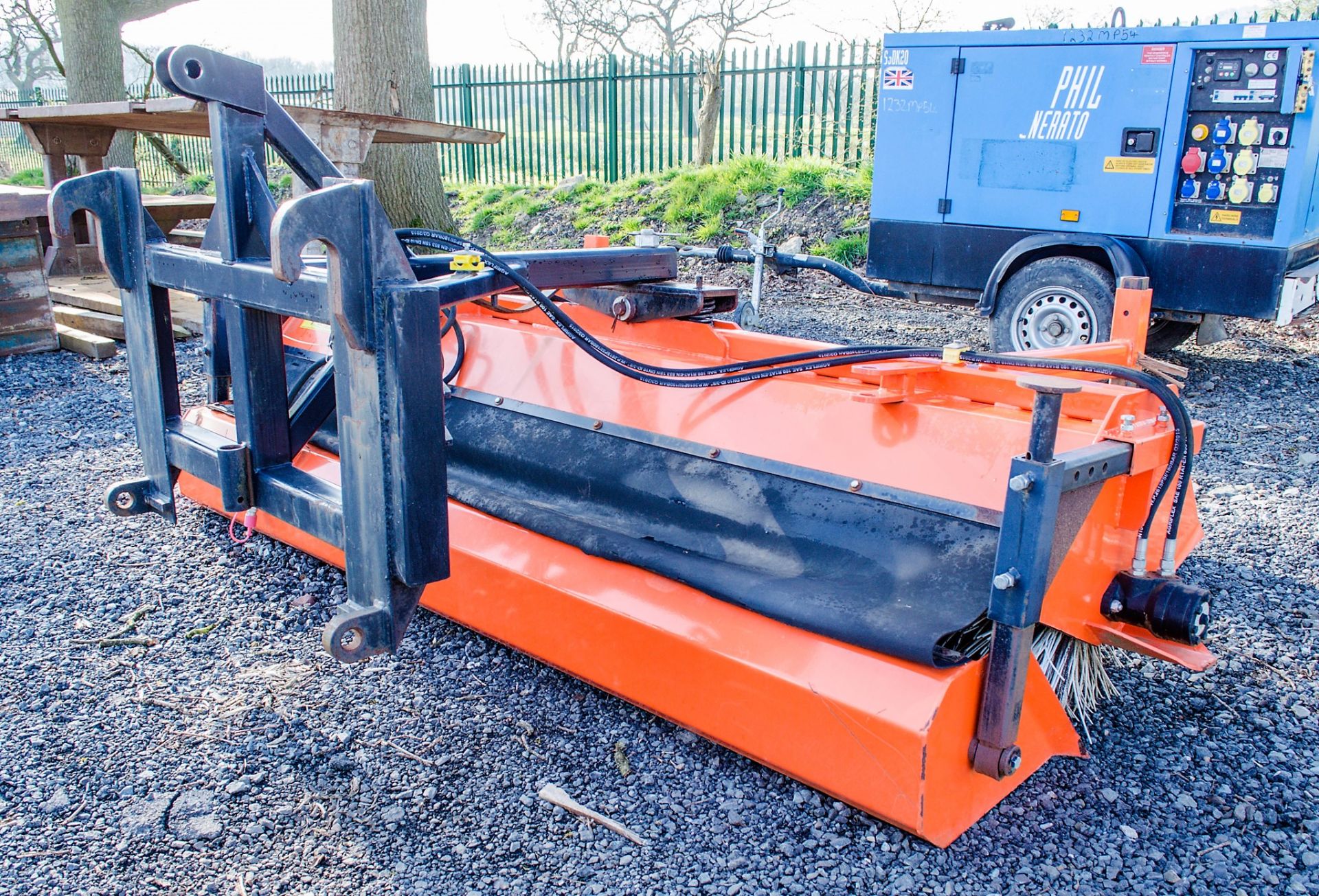 Metal Technik fork lift mountable hydraulic sweeper LH ** No VAT on hammer price but VAT will be - Image 3 of 3