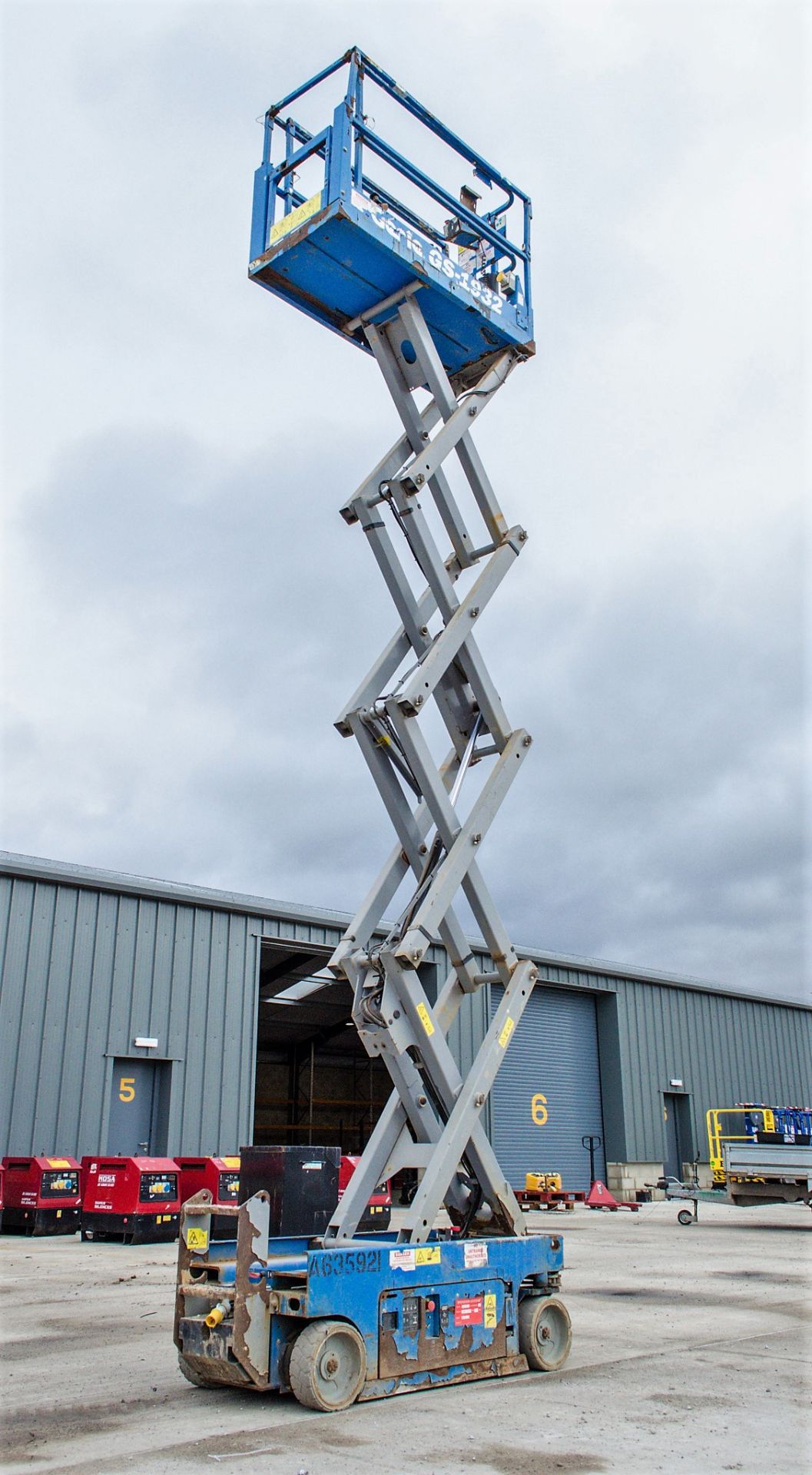Genie GS1932 battery electric scissor lift access platform Year: 2014 S/N: 15702 Recorded Hours: 185 - Image 3 of 6