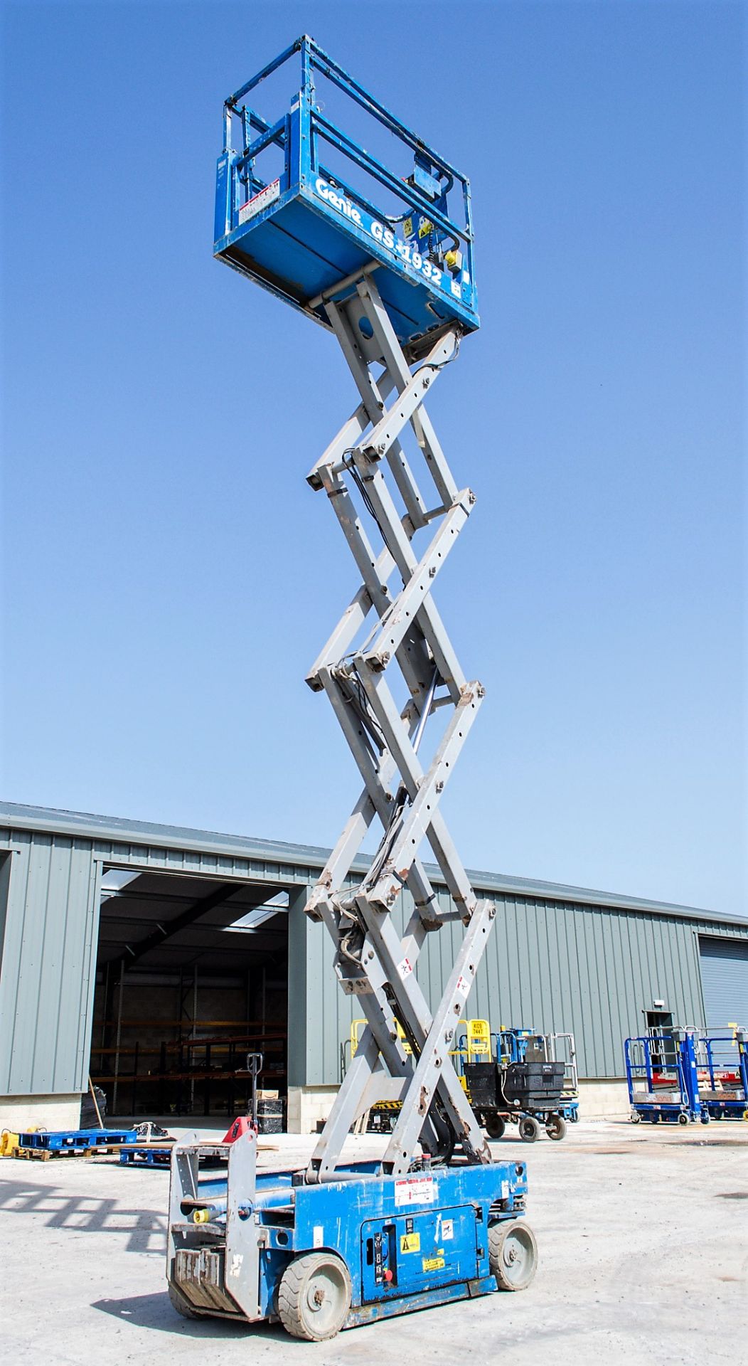 Genie GS1932 battery electric scissor lift access platform Year: 2007 S/N: 84889 Recorded Hours: 366 - Image 3 of 6