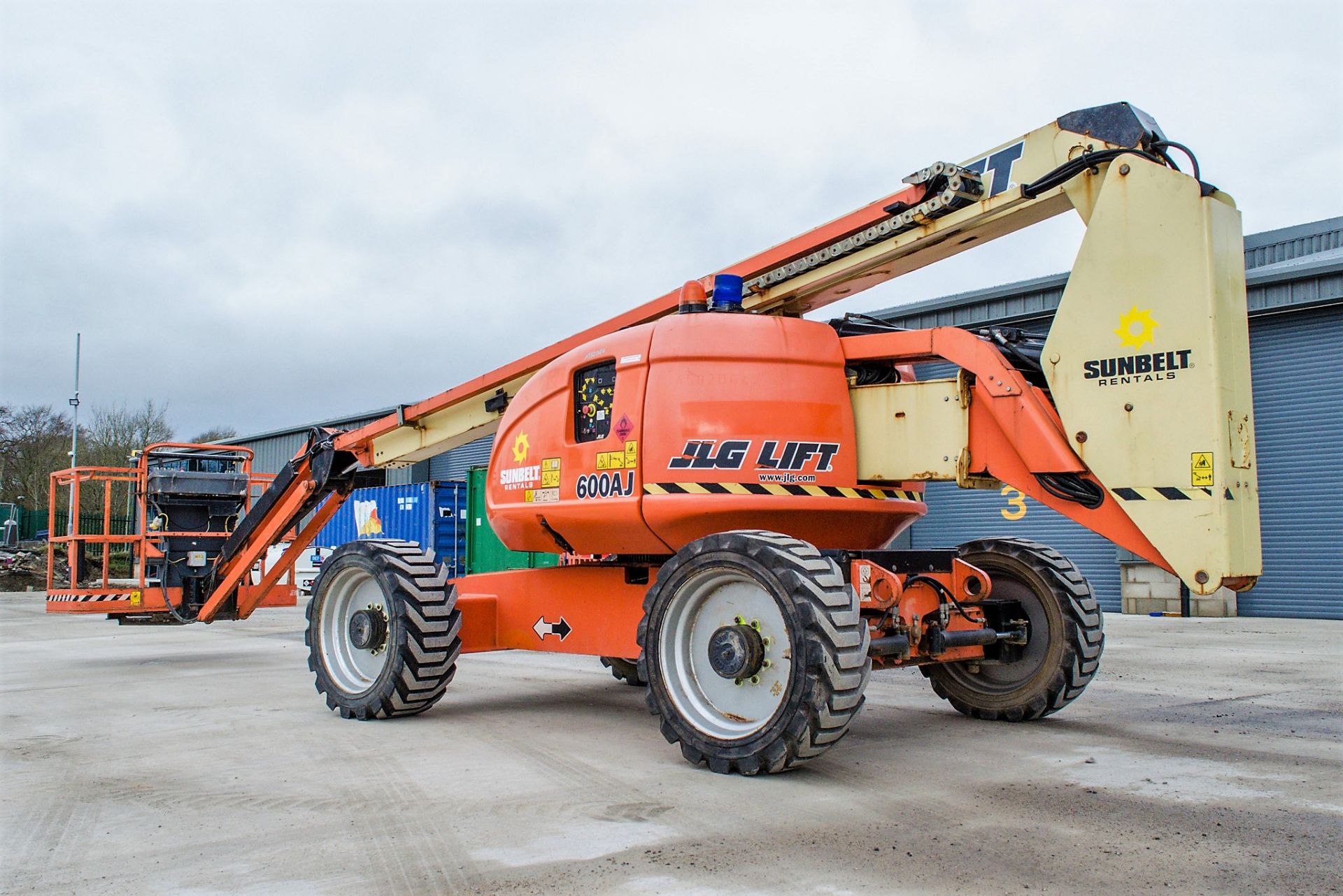 JLG 600AJ diesel driven articulated boom lift access platform Year: 2012 S/N: 60997 Recorded - Image 4 of 15