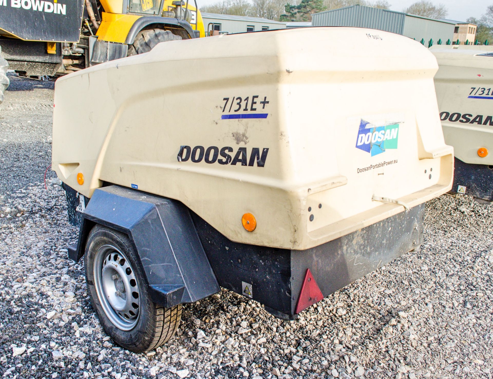 Doosan 7/31E+ diesel driven fast tow mobile air compressor Year: 2015 S/N: Y323350 Recorded Hours: - Image 2 of 5