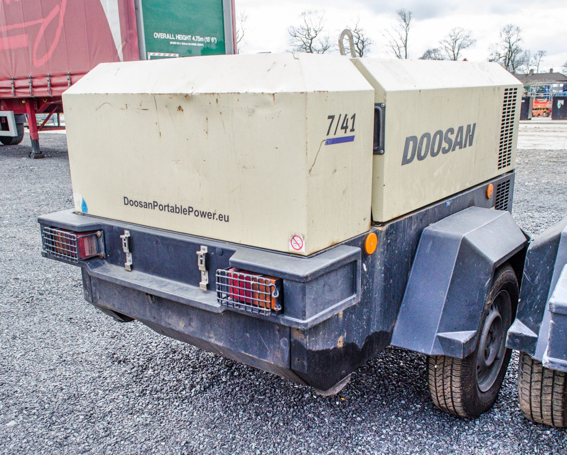 Doosan 741E diesel driven mobile air compressor/generator Year: 2015 S/N: 433552 Recorded Hours: 889 - Image 2 of 4