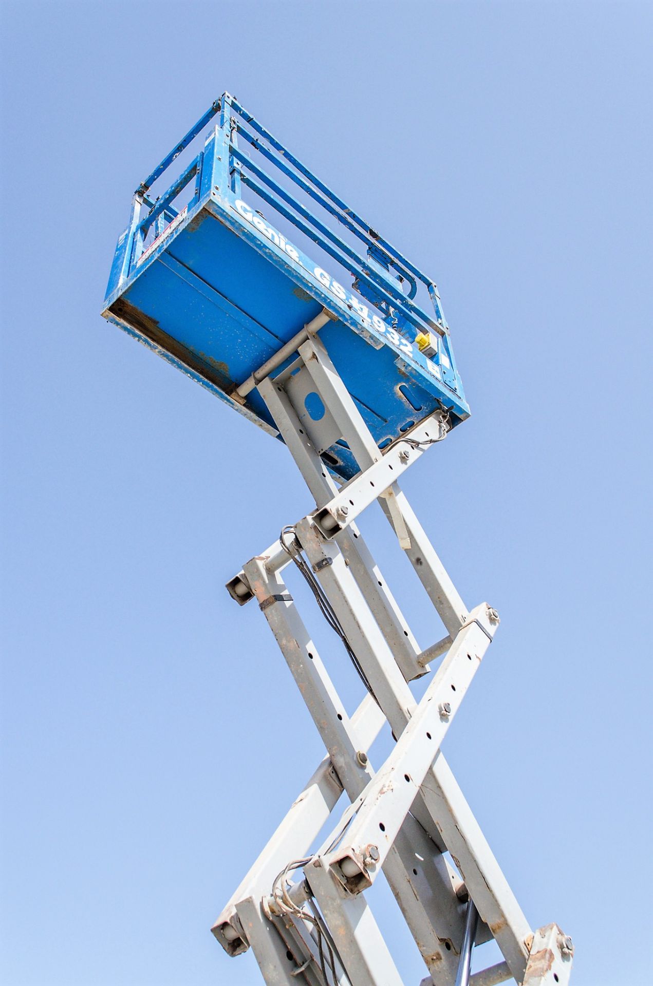Genie GS1932 battery electric scissor lift access platform Year: 2007 S/N: 84889 Recorded Hours: 366 - Image 4 of 6