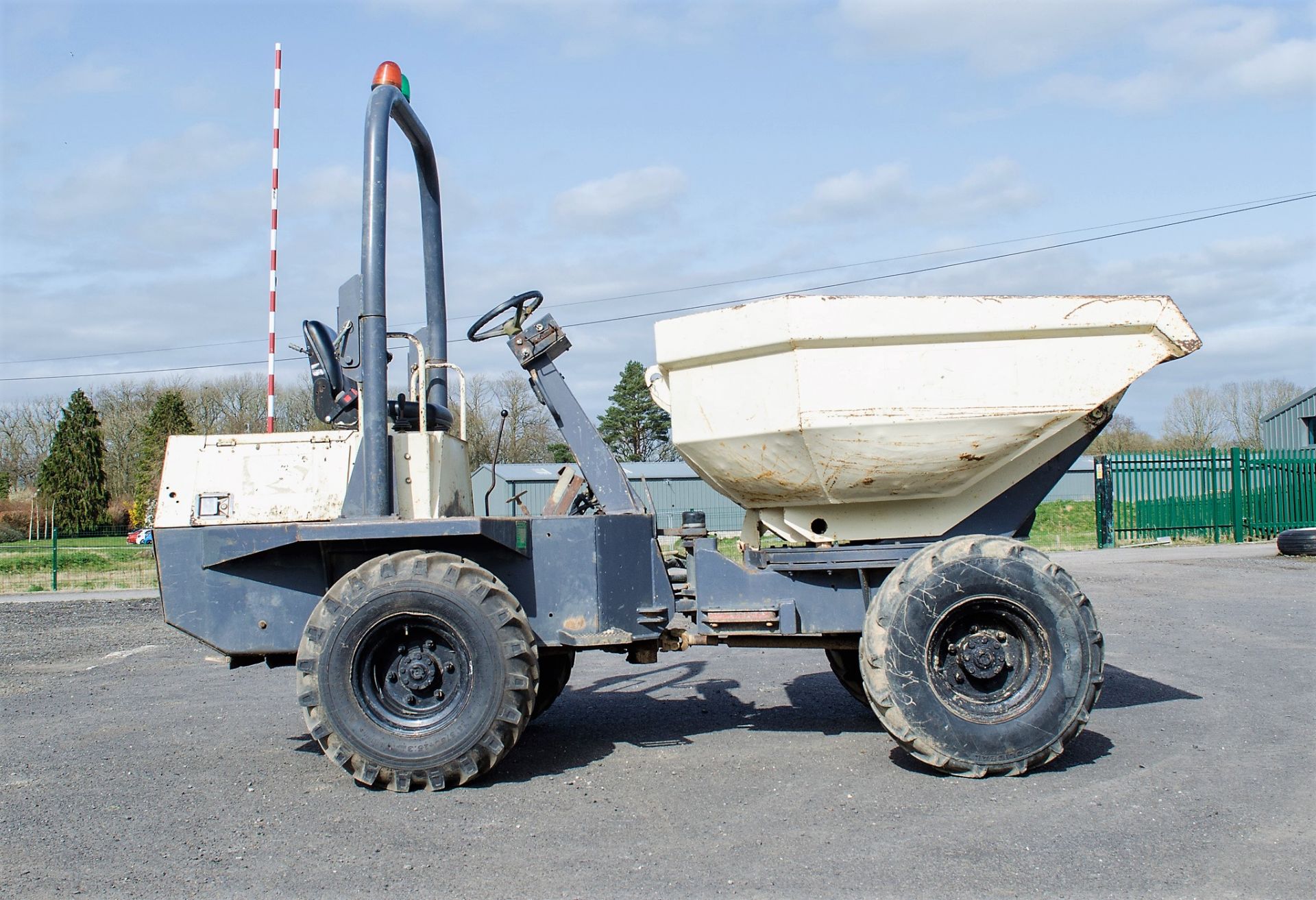 Benford Terex 3 tonne swivel skip dumper Year: 2007 S/N: E704FS192 Recorded Hours: 266 D1388 - Image 8 of 21