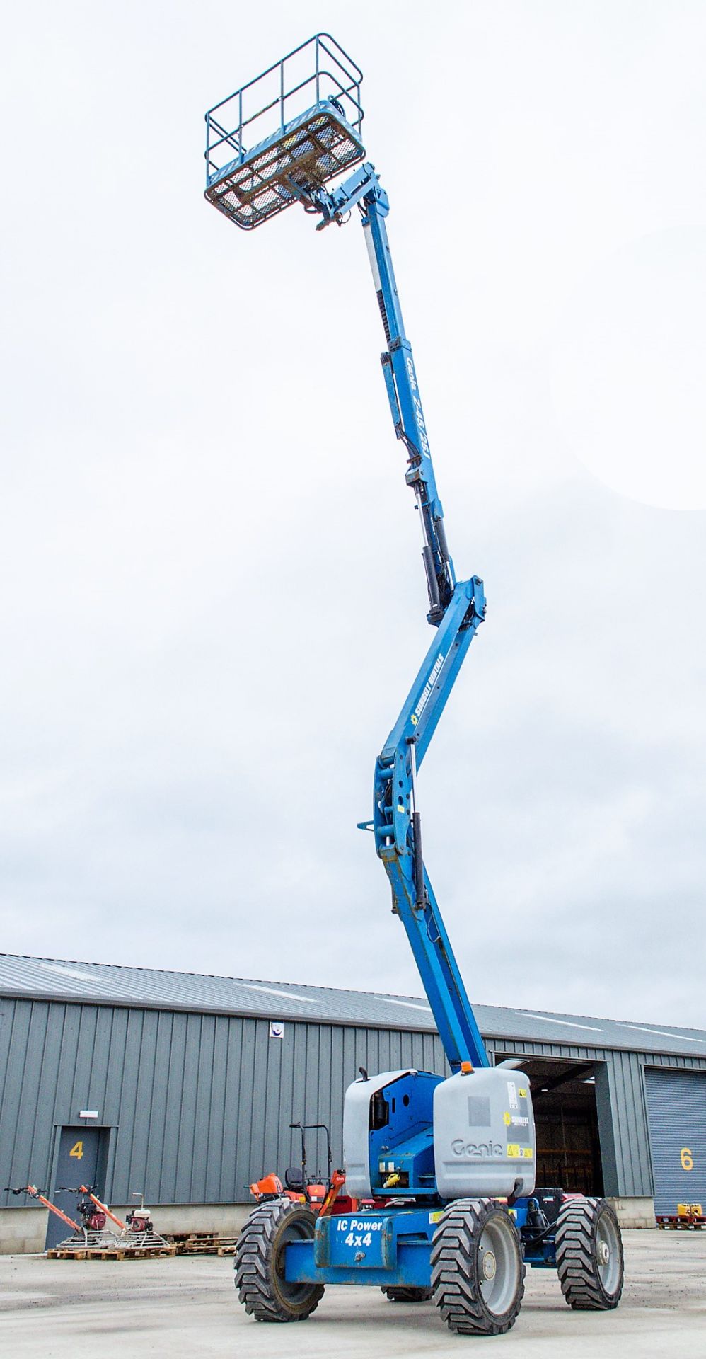 Genie Z-45/25 diesel driven articulated boom lift access platform Year: 2012 S/N: Z452512B-2012 - Image 9 of 16
