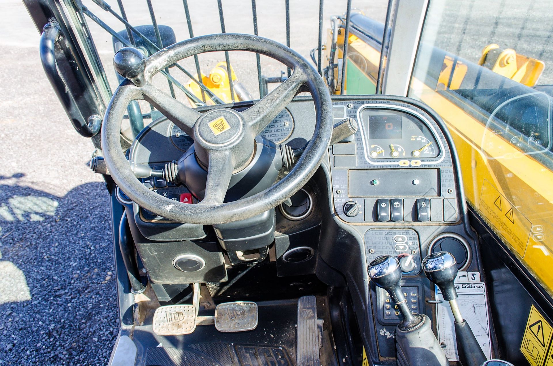 JCB 535-140 Hi-Viz 14 metre telescopic handler Year: 2014 S/N: 2340191 Recorded Hours: 3635 A633914 - Image 19 of 20