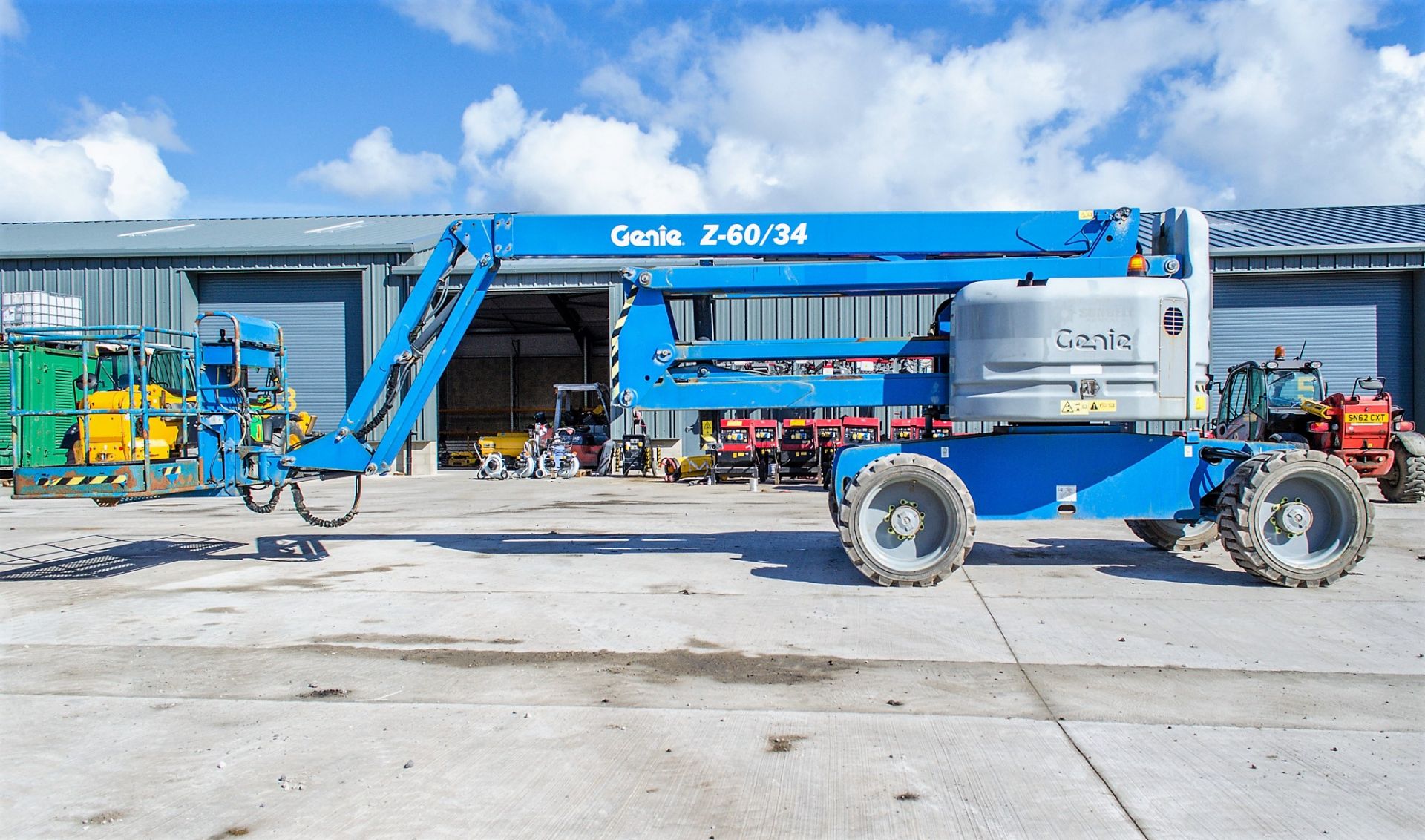 Genie Z60/34 diesel/electric articulated boom lift access platform Year: 2014 S/N: Z6014-13483 - Image 7 of 17