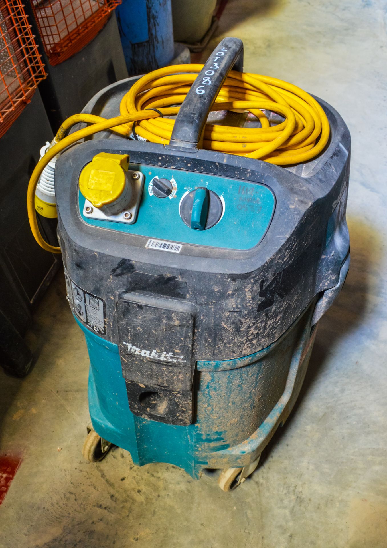 Makita 110v industrial vacuum cleaner