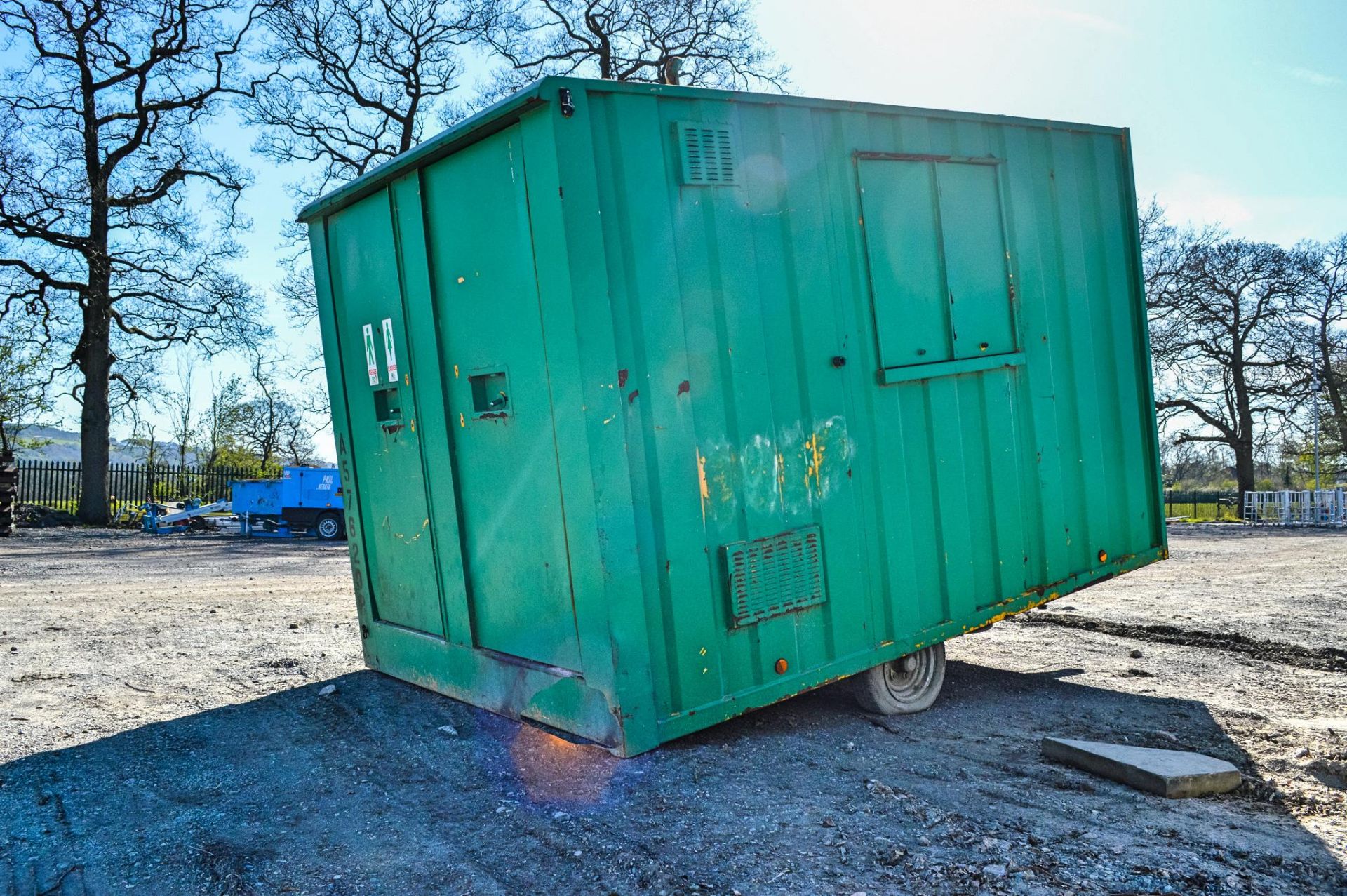 Groundhog 12' x 8' mobile welfare cabin  **door and other parts missing** A576298 - Image 3 of 7