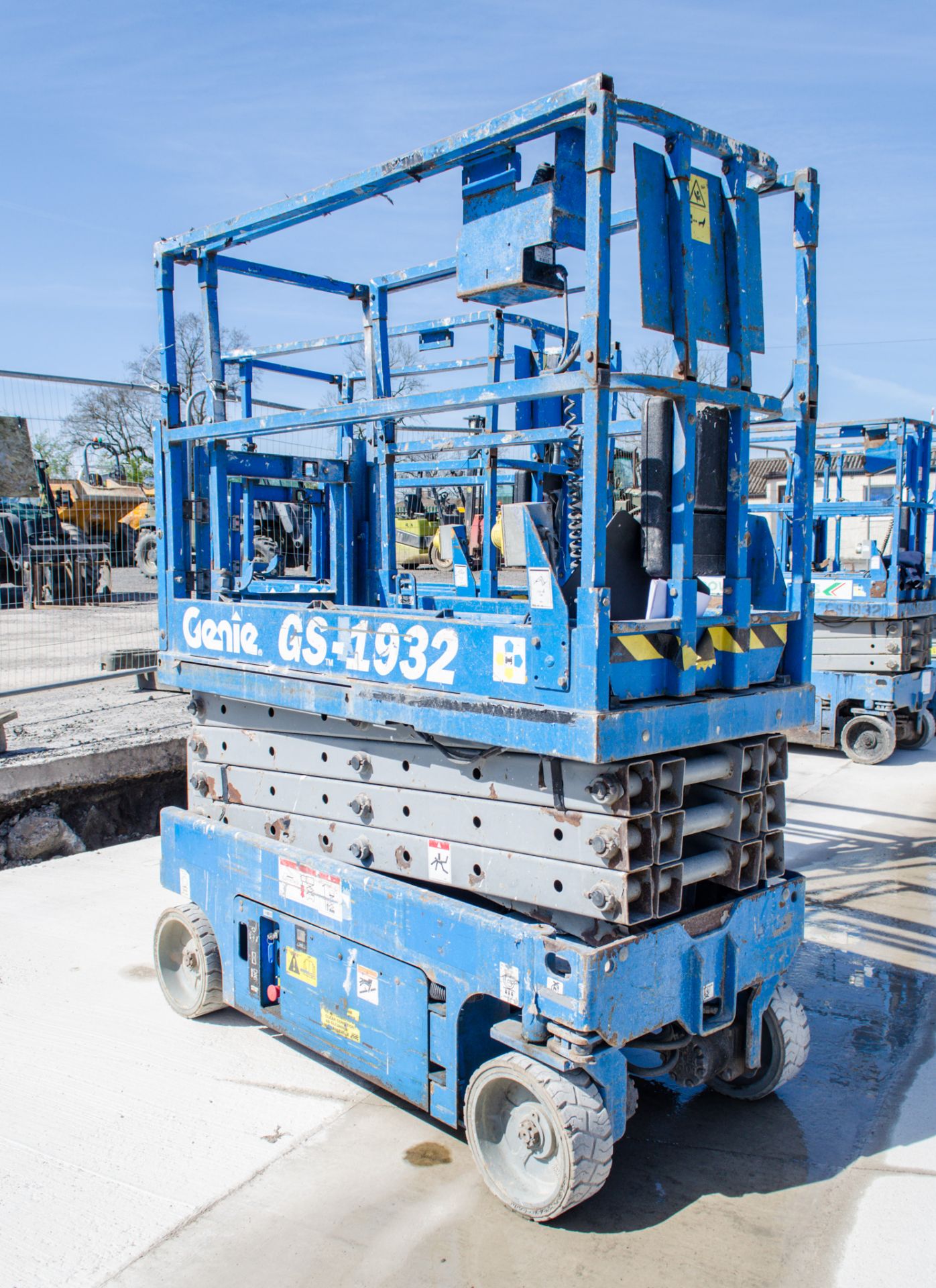 Genie GS1932 battery electric scissor lift  Year: 2007 S/N: 84889 Recorded Hours: 366 08830035