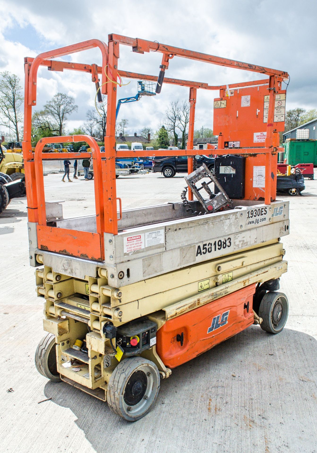 JLG 1930ES battery electric scissor lift access platform Recorded Hours: 332 A581983