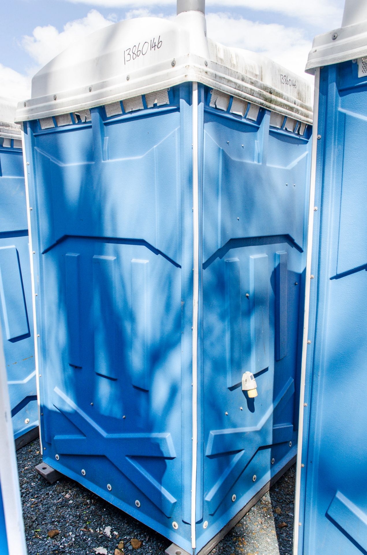 Plastic portable toilet - Image 2 of 3