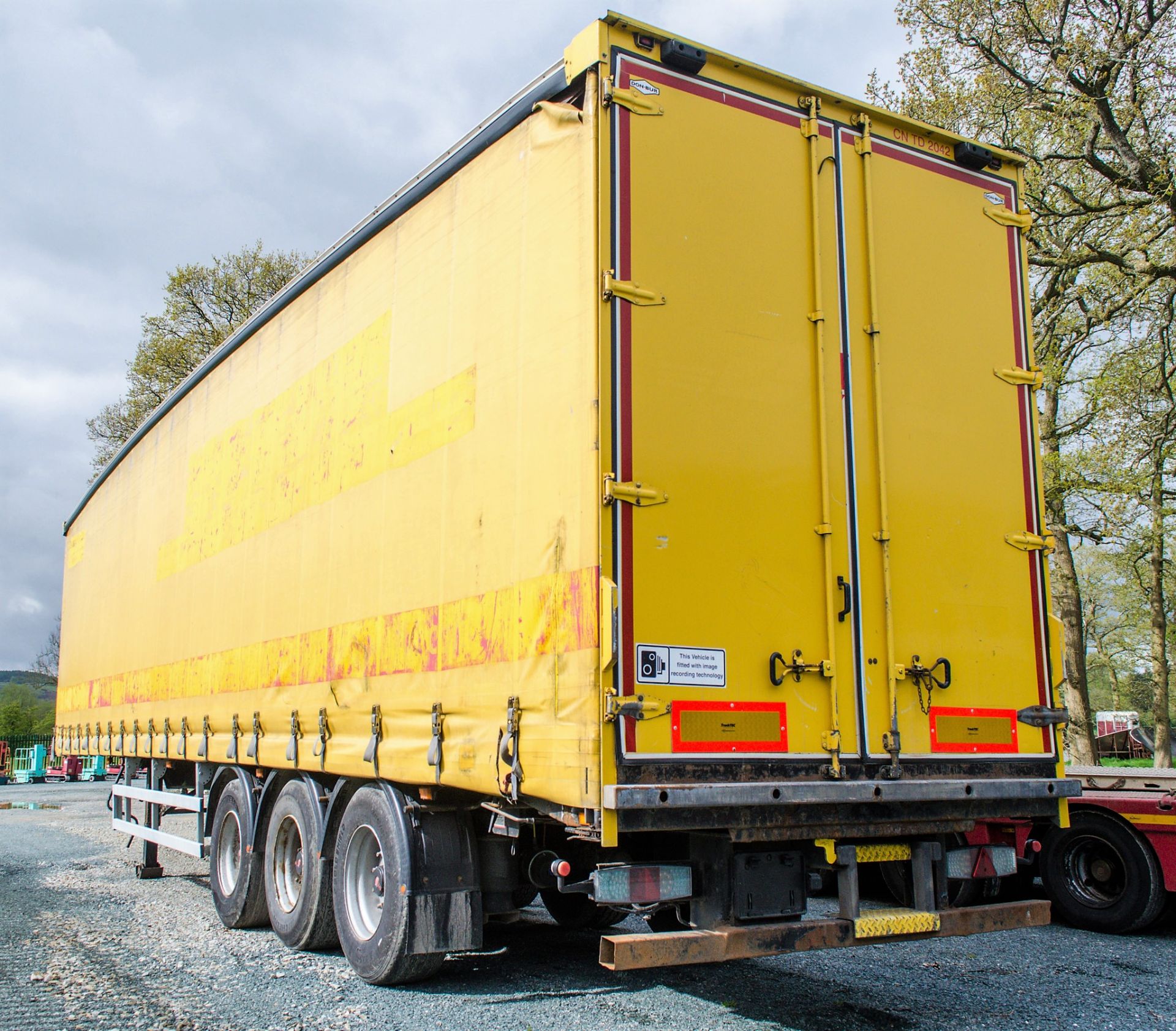 Don-Bur PM39BT 13.6 metre tri-axle curtain sided trailer Date of registration: 09/03/2011 - Image 3 of 13