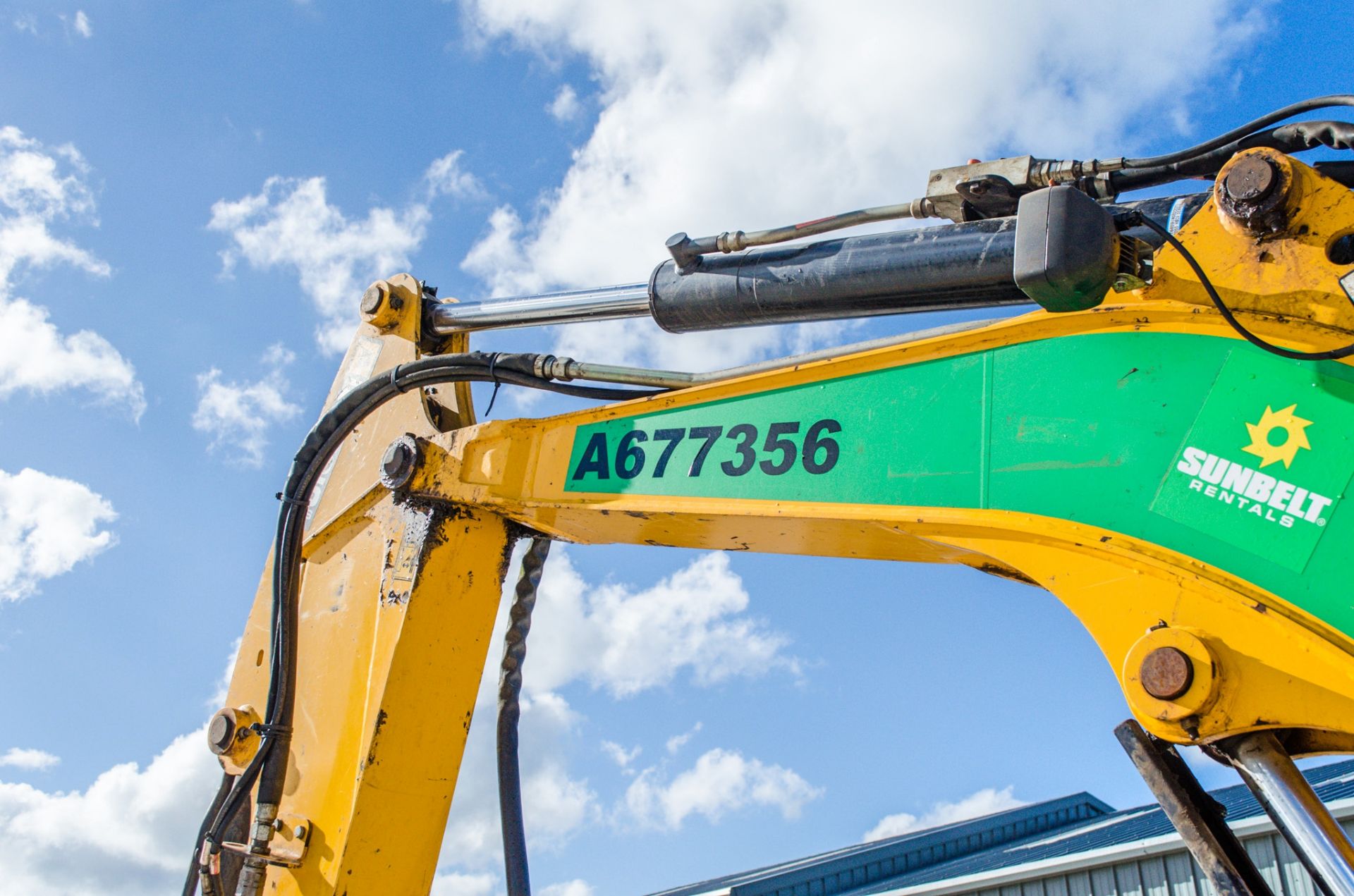 JCB 8055 5.5 tonne rubber tracked mini excavator  Year: 2015 S/N: 2426203 Recorded Hours: 2608 - Image 11 of 18