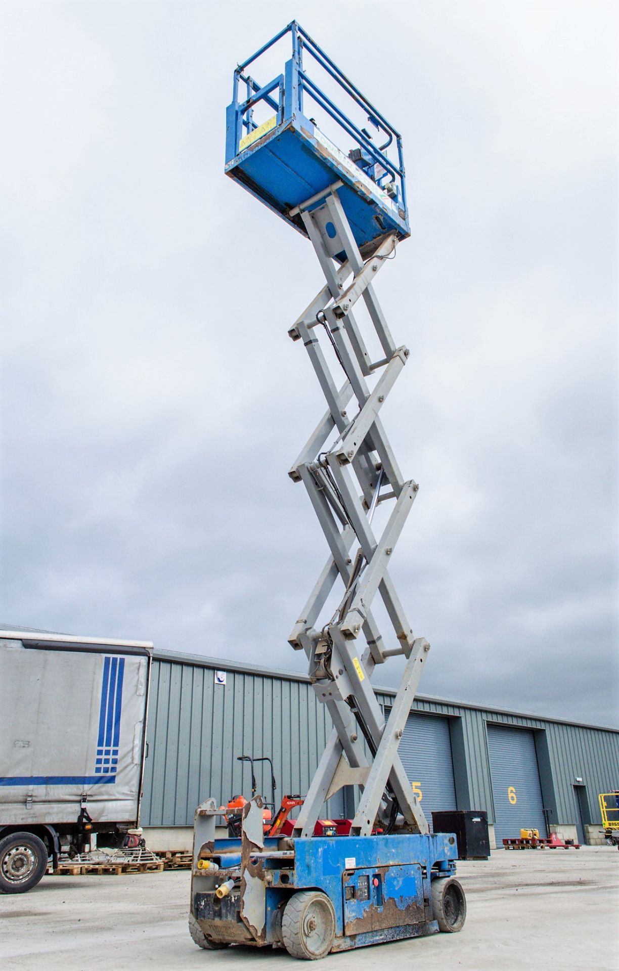 Genie GS1932 battery electric scissor lift access platform Year: 2014 S/N: 15735 Recorded Hours: 162 - Image 3 of 6