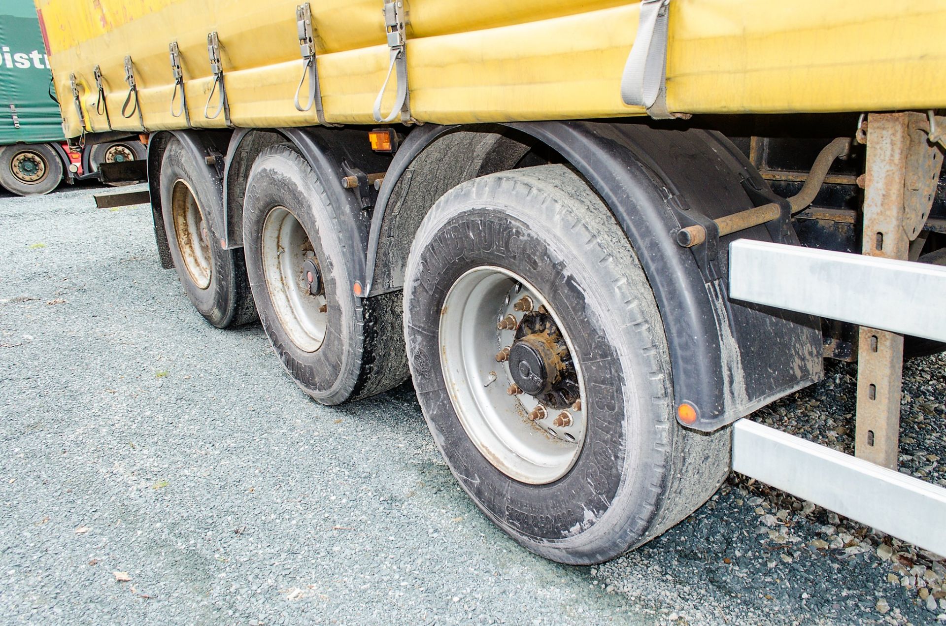 Don-Bur PM39BT 13.6 metre tri-axle curtain sided trailer Date of registration: 09/03/2011 - Image 9 of 13