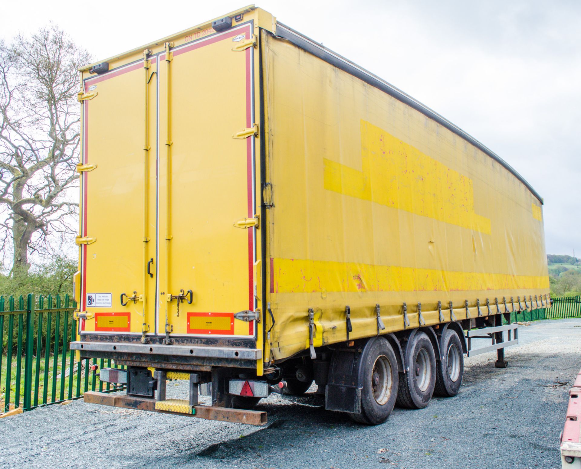 Don-Bur PM39BT 13.6 metre tri-axle curtain sided trailer Date of registration: 09/03/2011 - Image 4 of 13