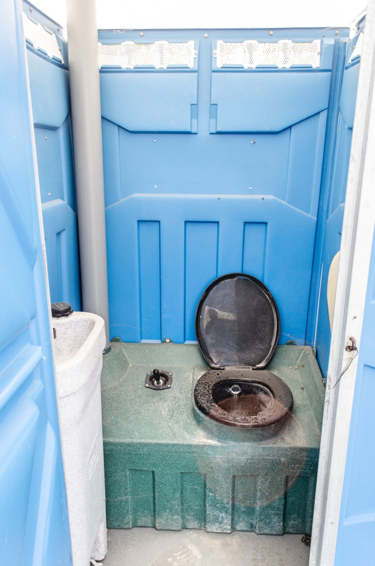 Plastic portable toilet - Image 3 of 3