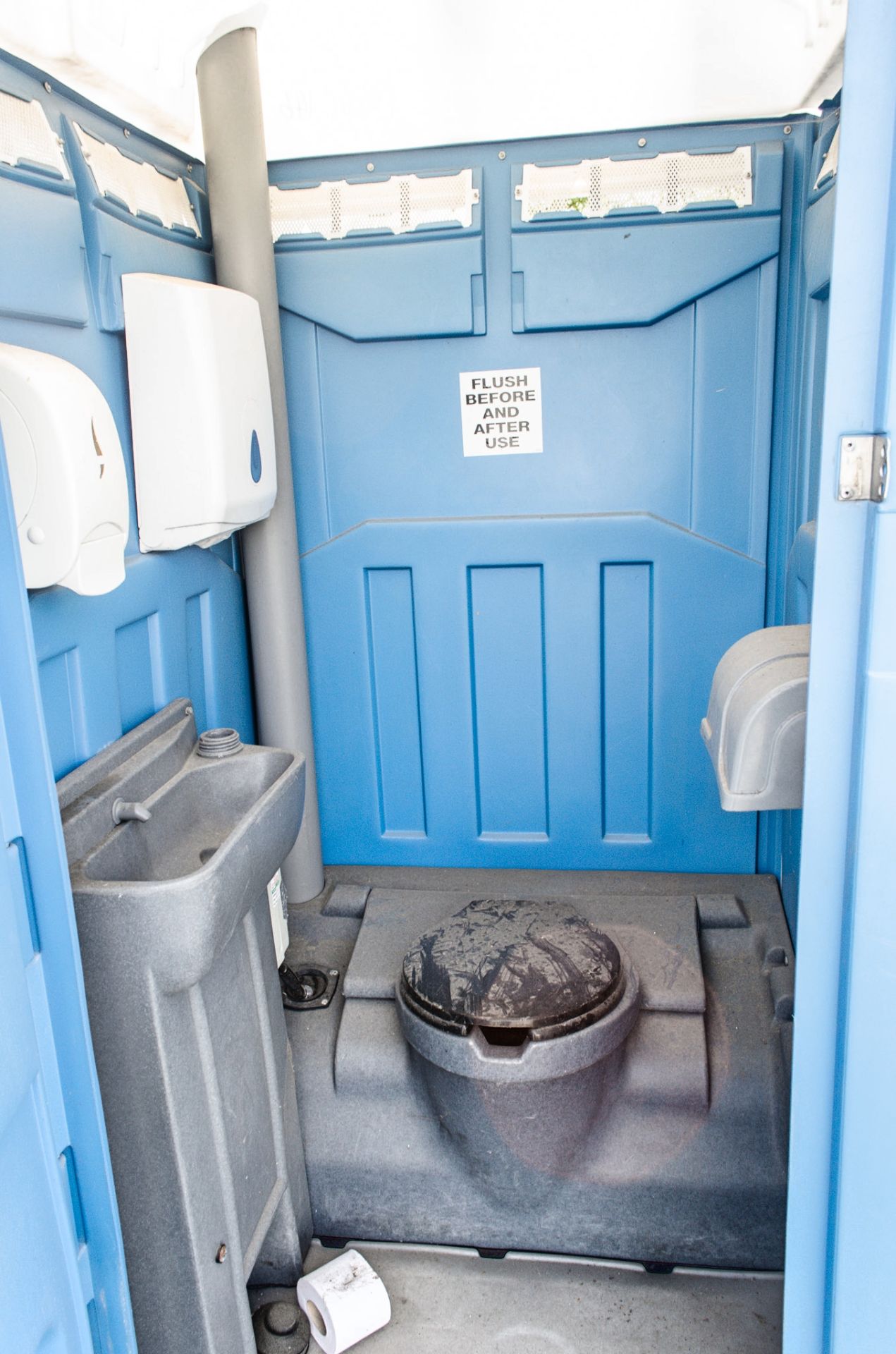 Plastic portable toilet - Image 3 of 3