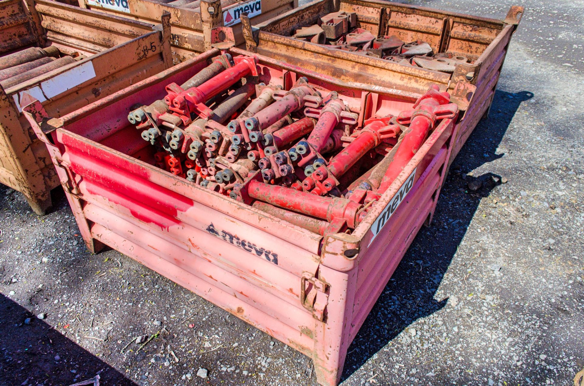 Stillage of adjustable trench box connectors