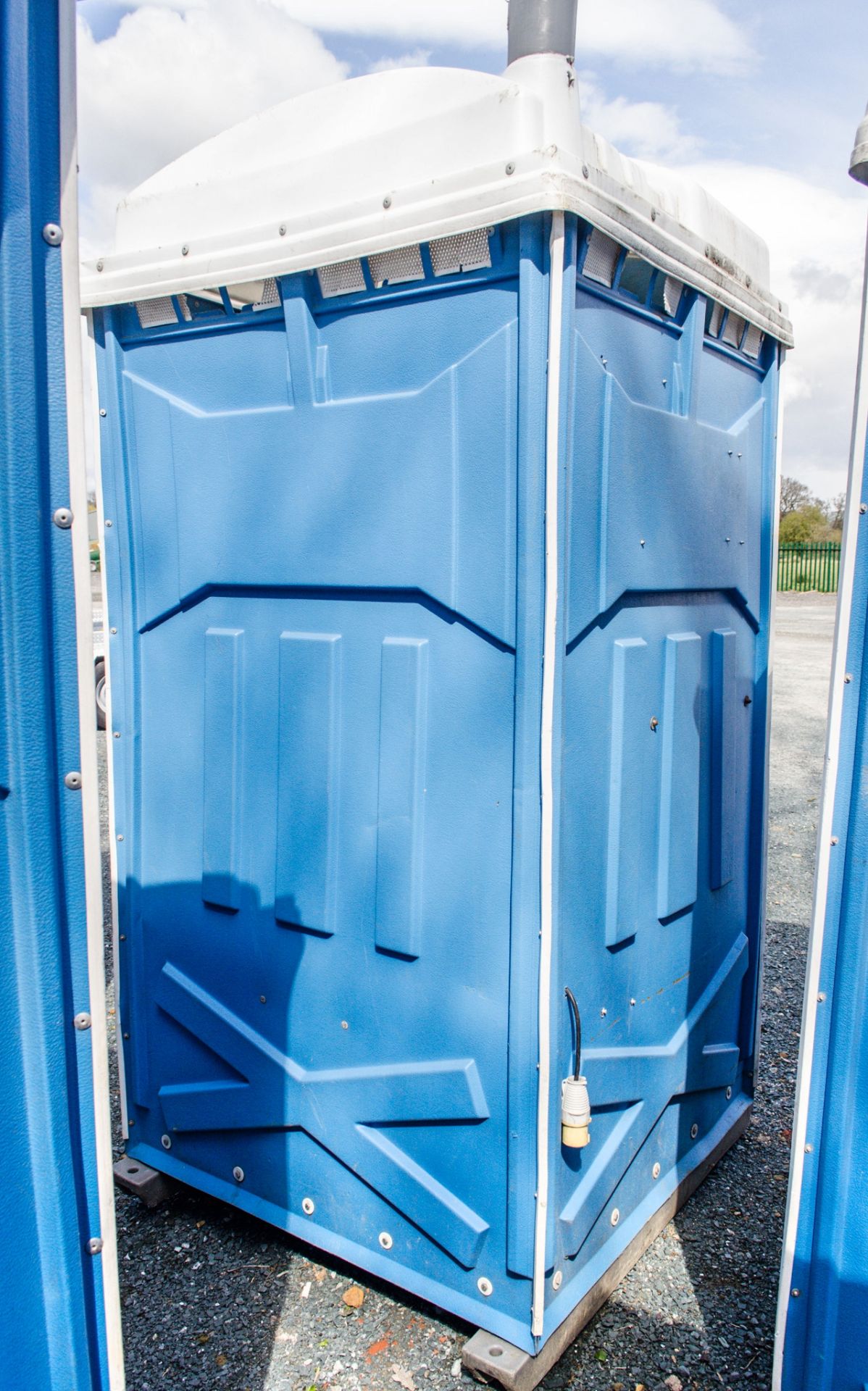 Plastic portable toilet - Image 2 of 3