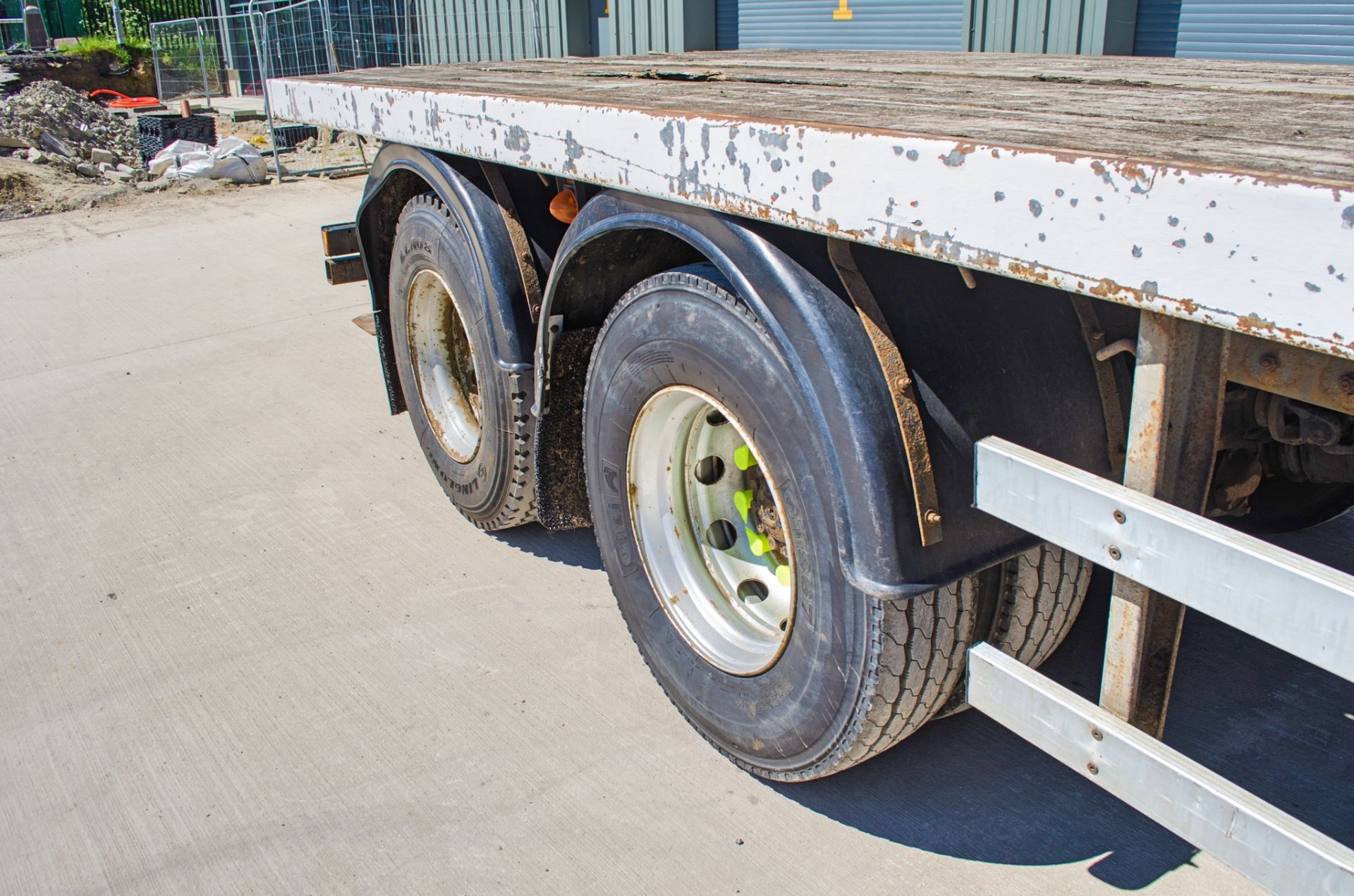 Foden 385 32 tonne 8 wheel flat bed lorry Registration Number: MX55 AOB Date of registration: 02/ - Image 13 of 17